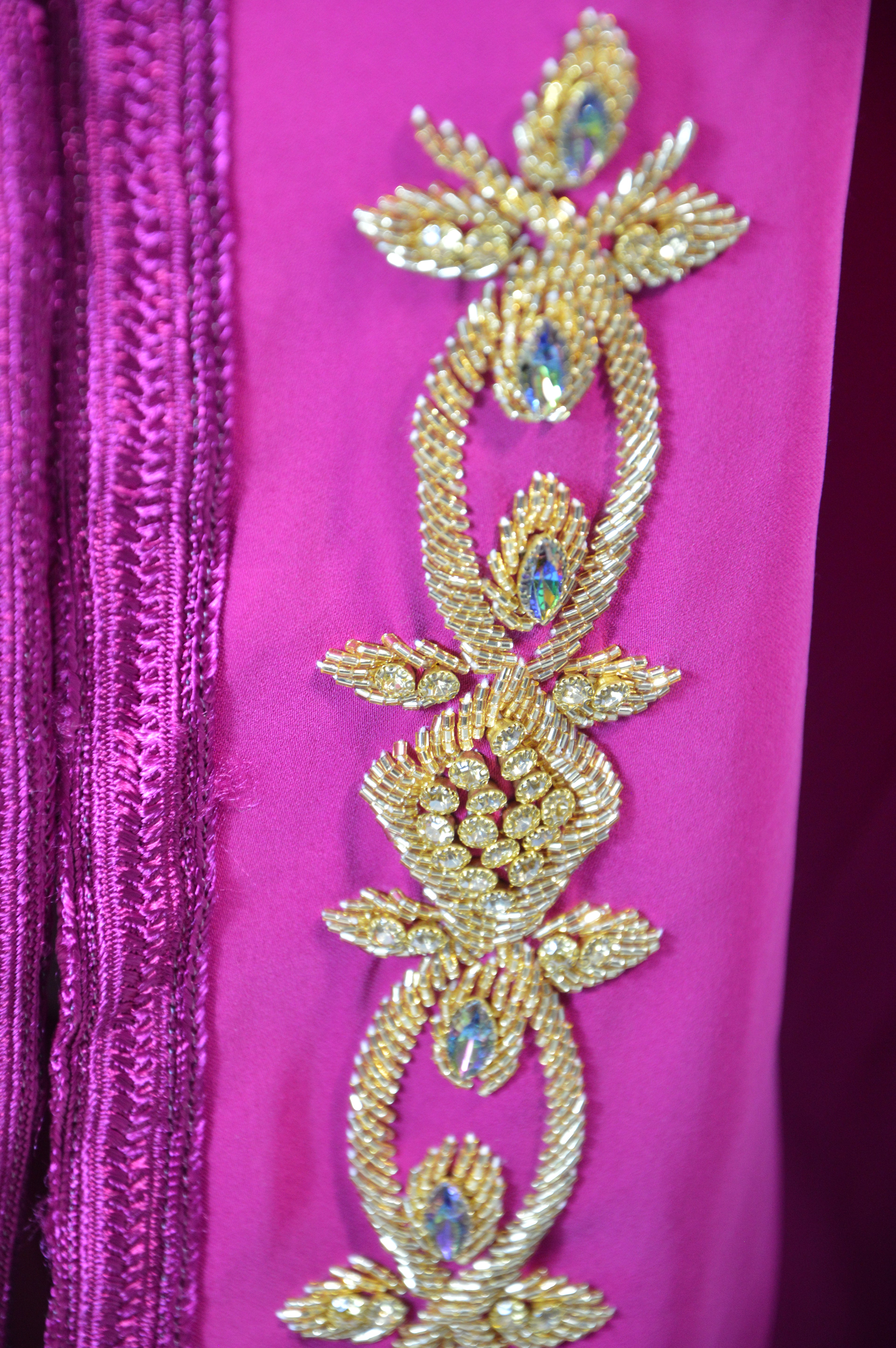 Gandoura fuchsia brodée – Appliqués cristal & galons