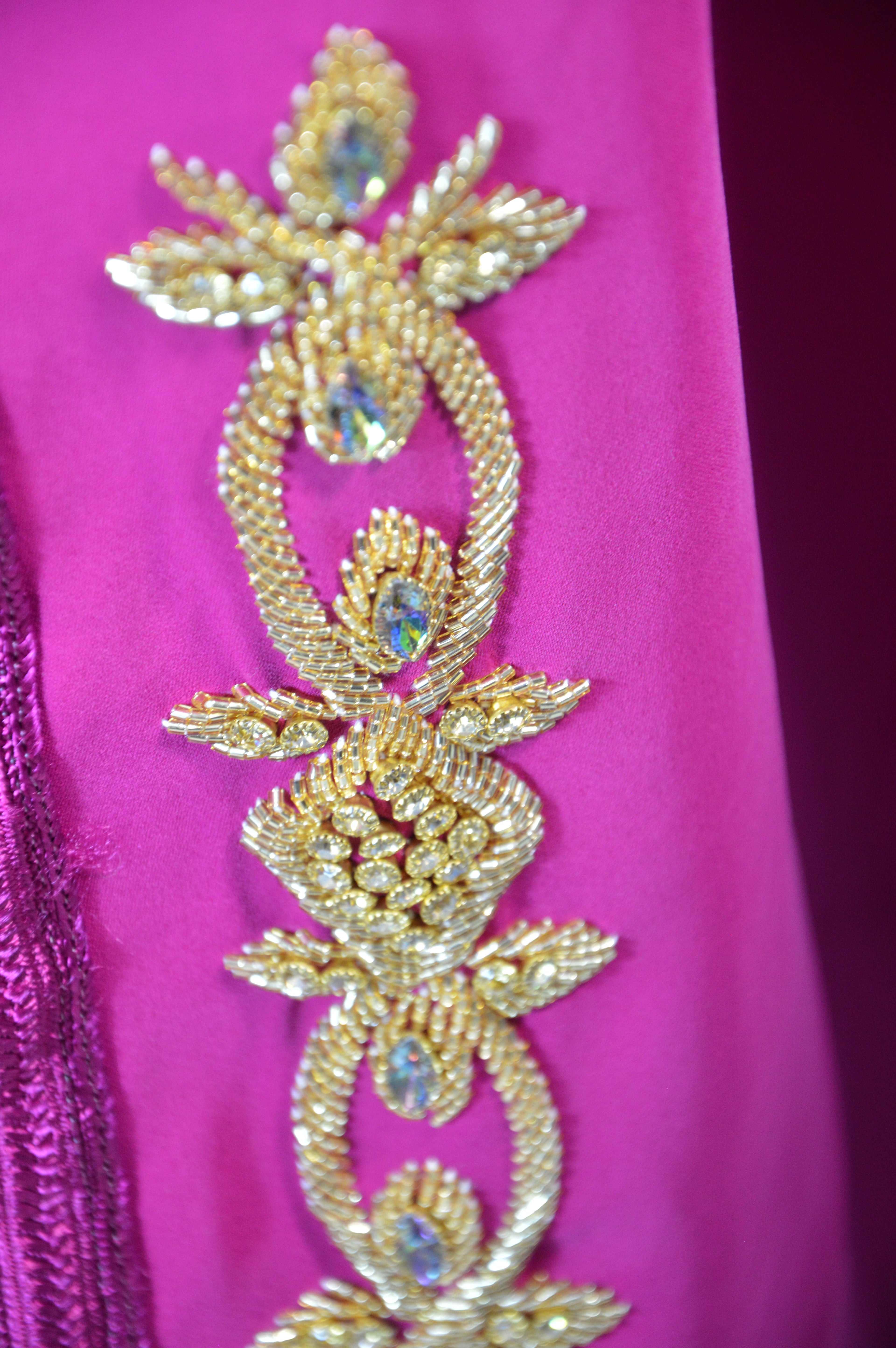 Gandoura fuchsia brodée – Appliqués cristal & galons