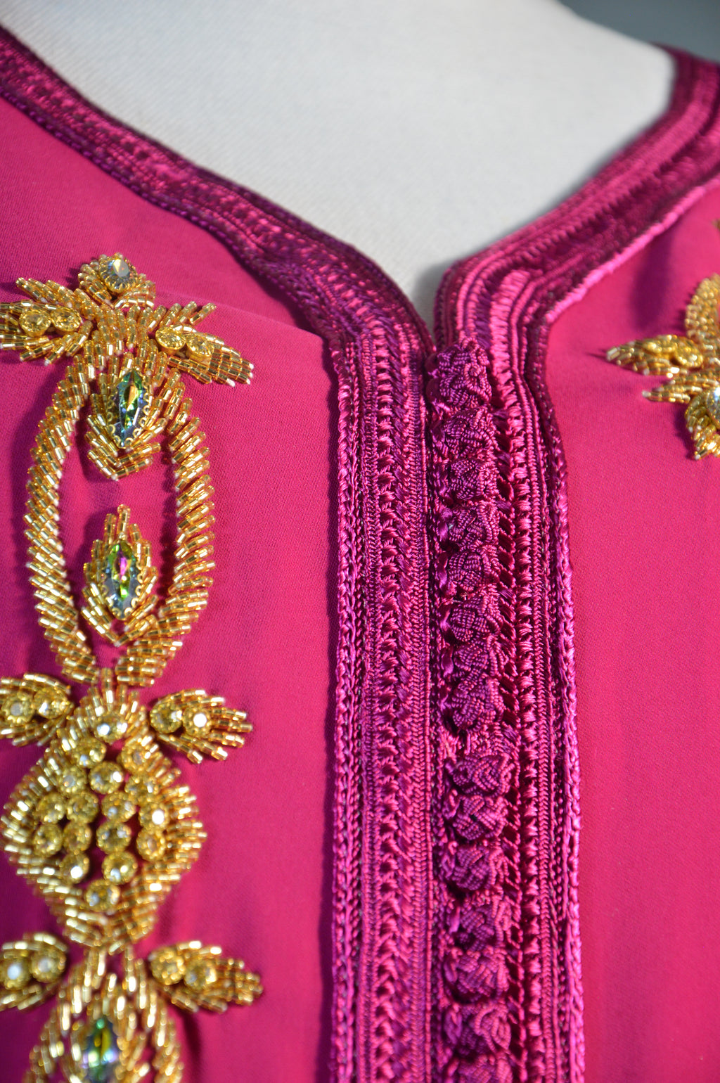 Gandoura fuchsia brodée – Appliqués cristal & galons