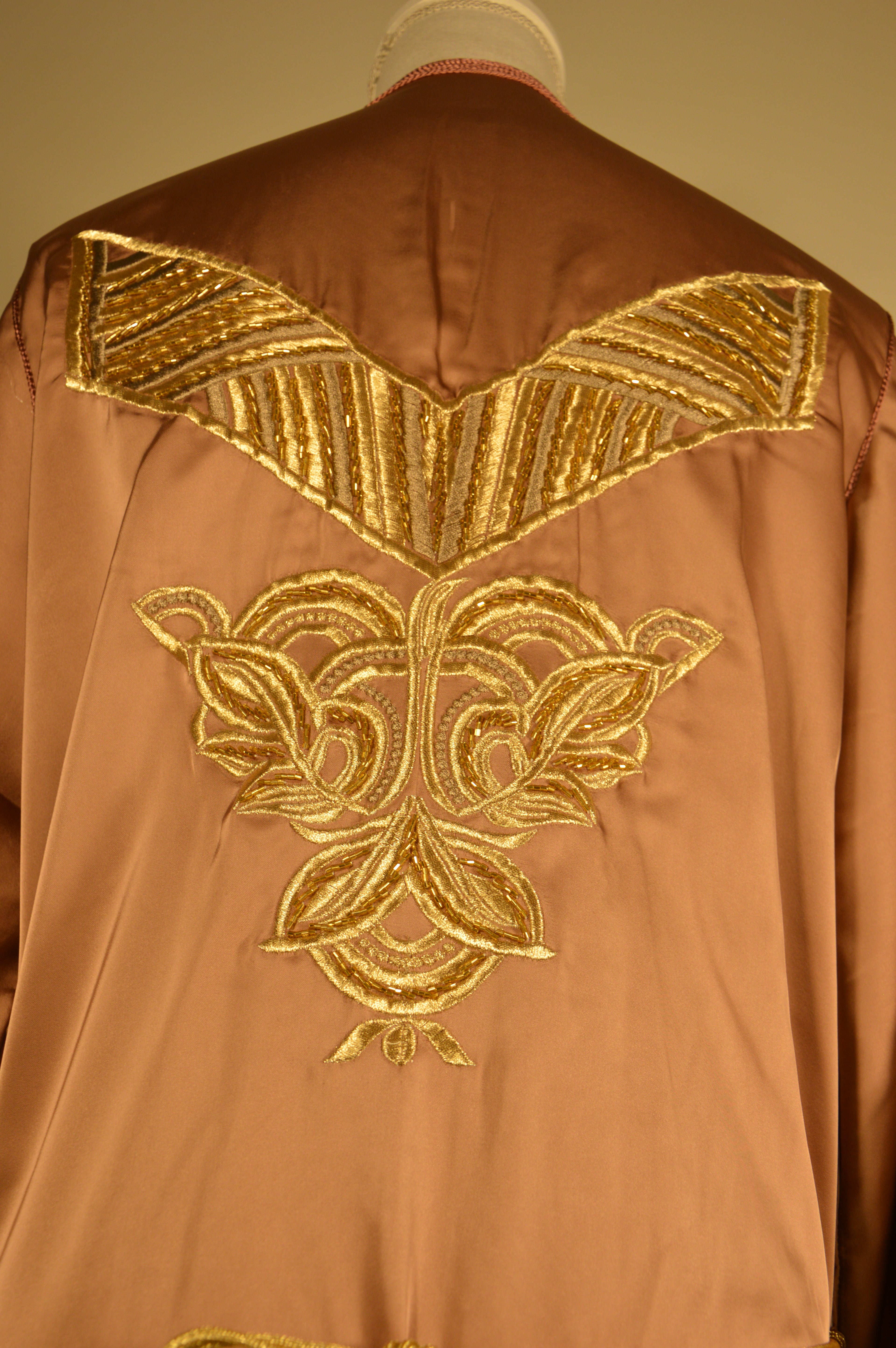 Caftan “Dalia” – Taupe rosé & or, broderies précieuses