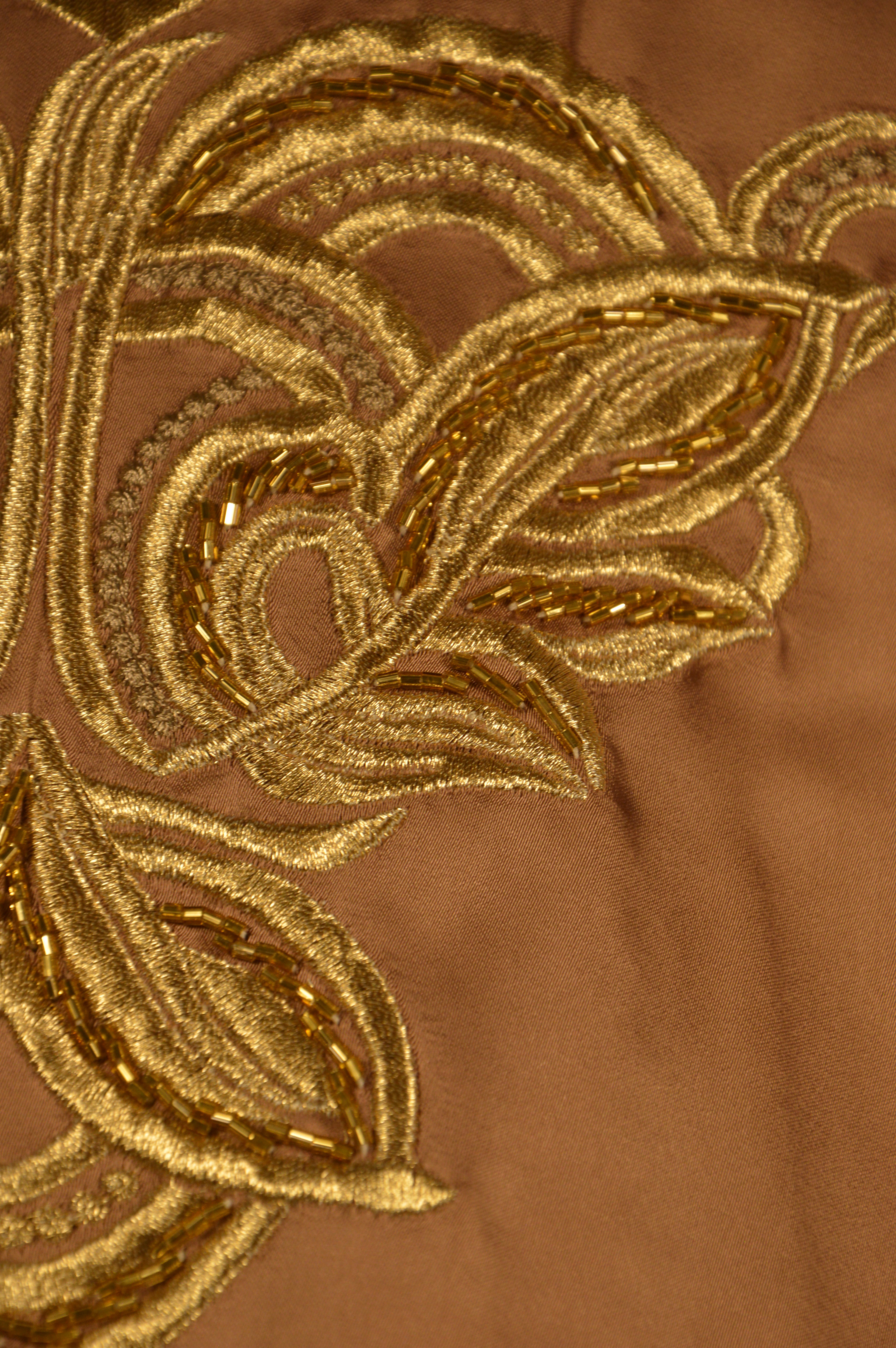 Caftan “Dalia” – Taupe rosé & or, broderies précieuses