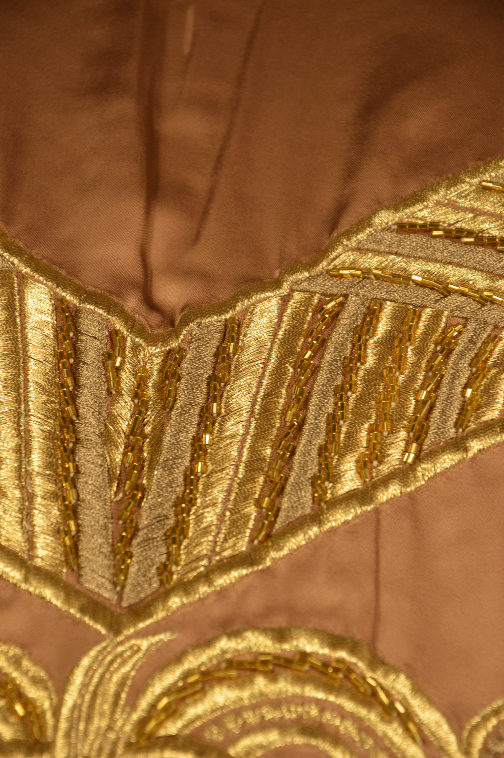 Caftan “Dalia” – Taupe rosé & or, broderies précieuses