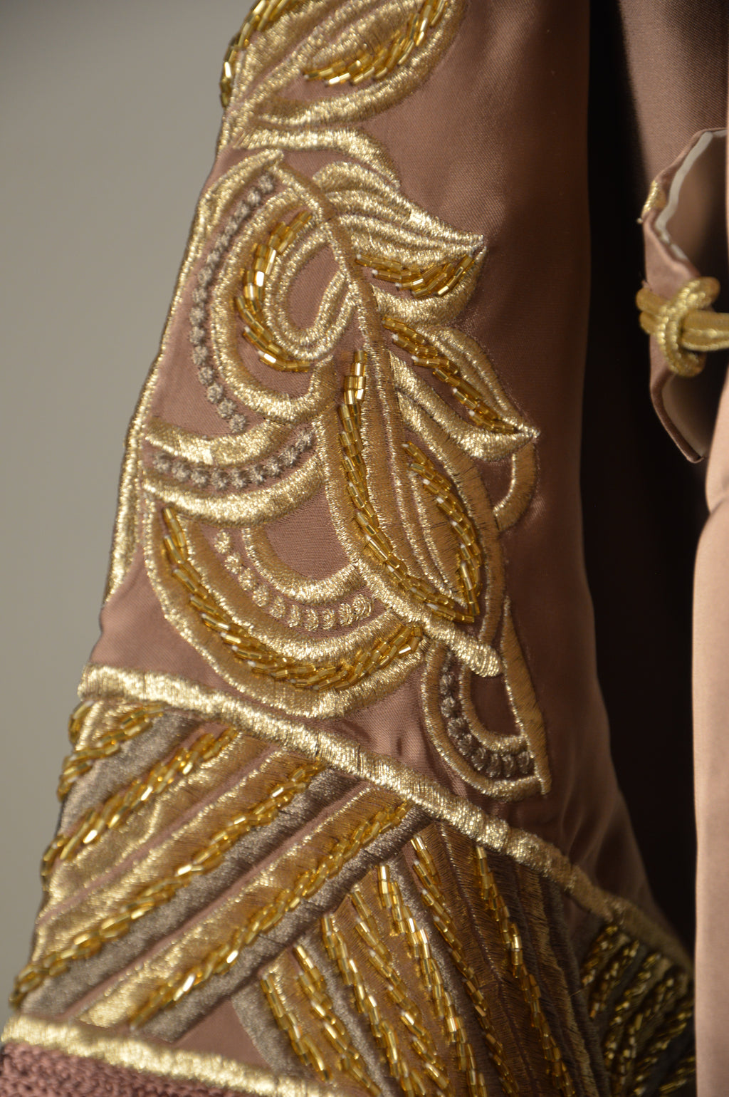 Caftan “Dalia” – Taupe rosé & or, broderies précieuses