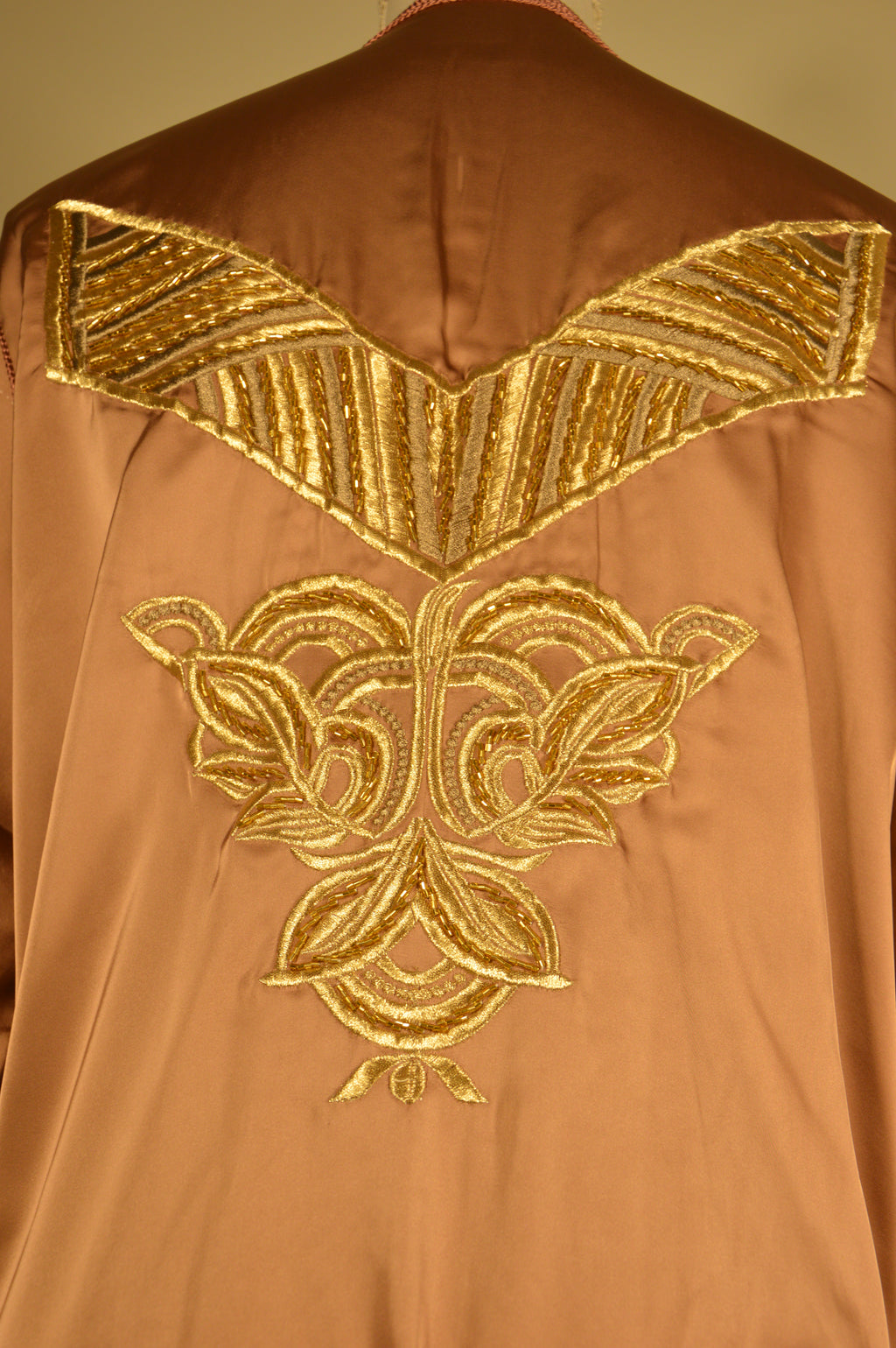 Caftan “Dalia” – Taupe rosé & or, broderies précieuses