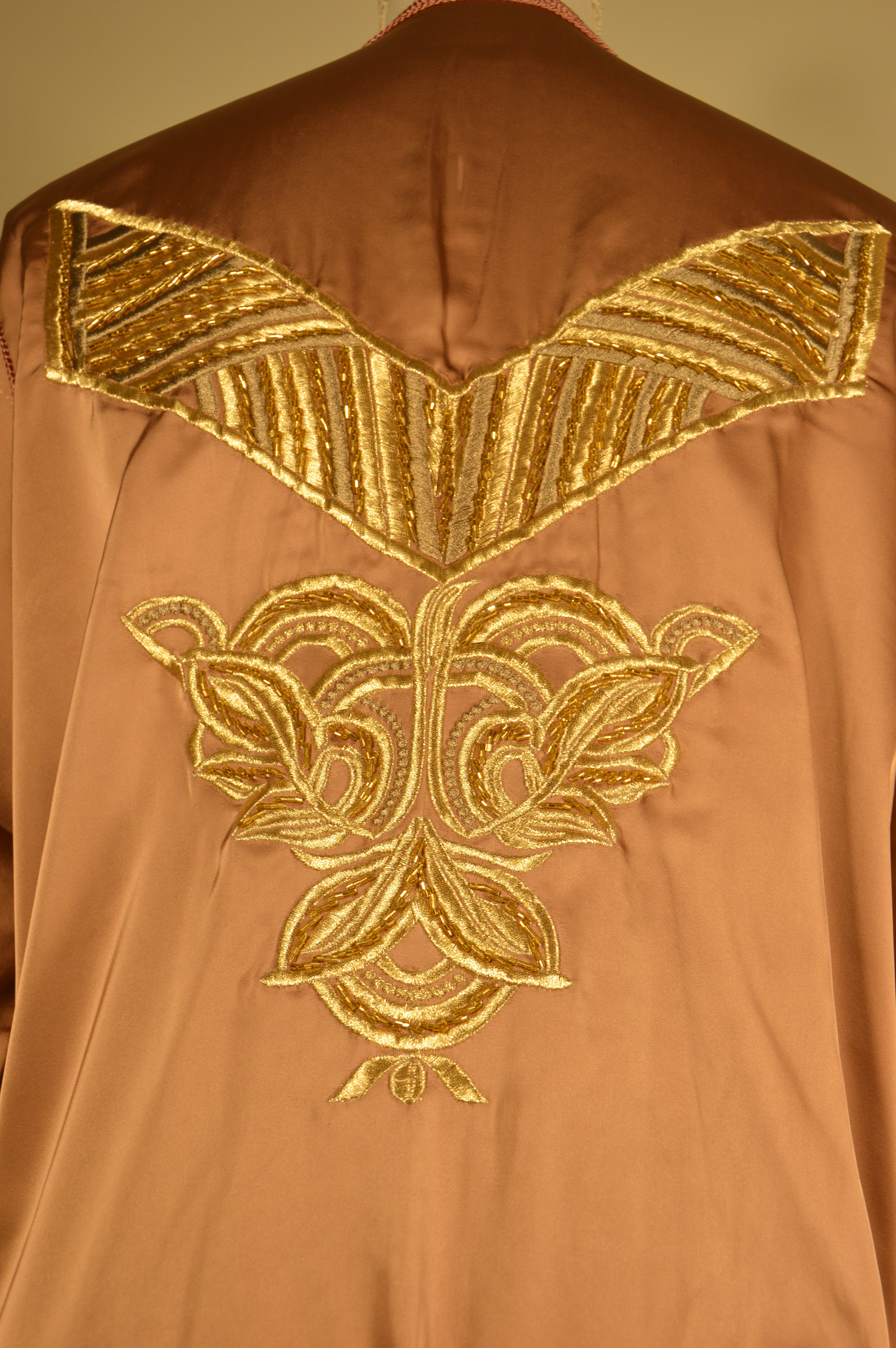 Caftan “Dalia” – Taupe rosé & or, broderies précieuses