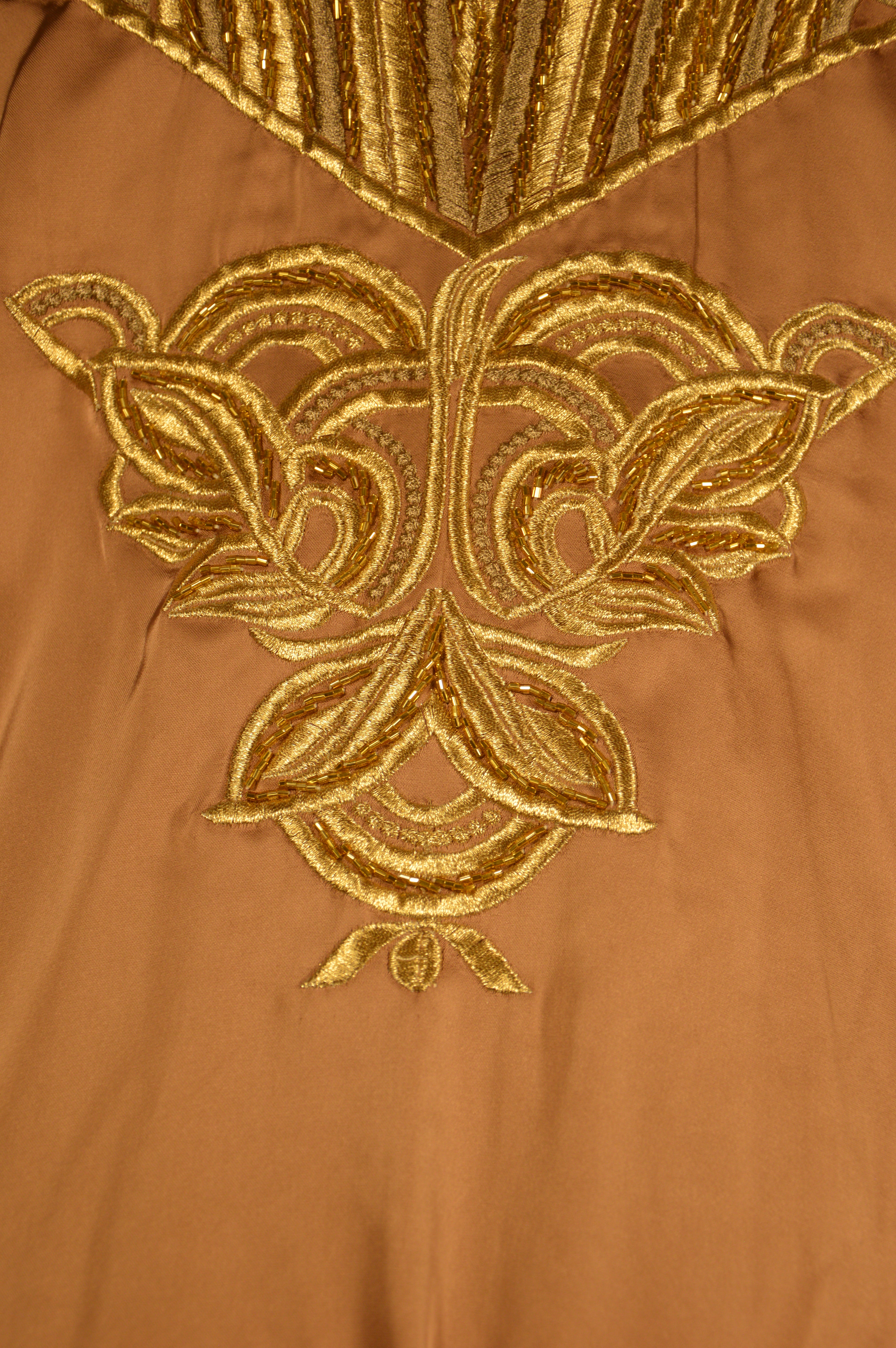 Caftan “Dalia” – Taupe rosé & or, broderies précieuses