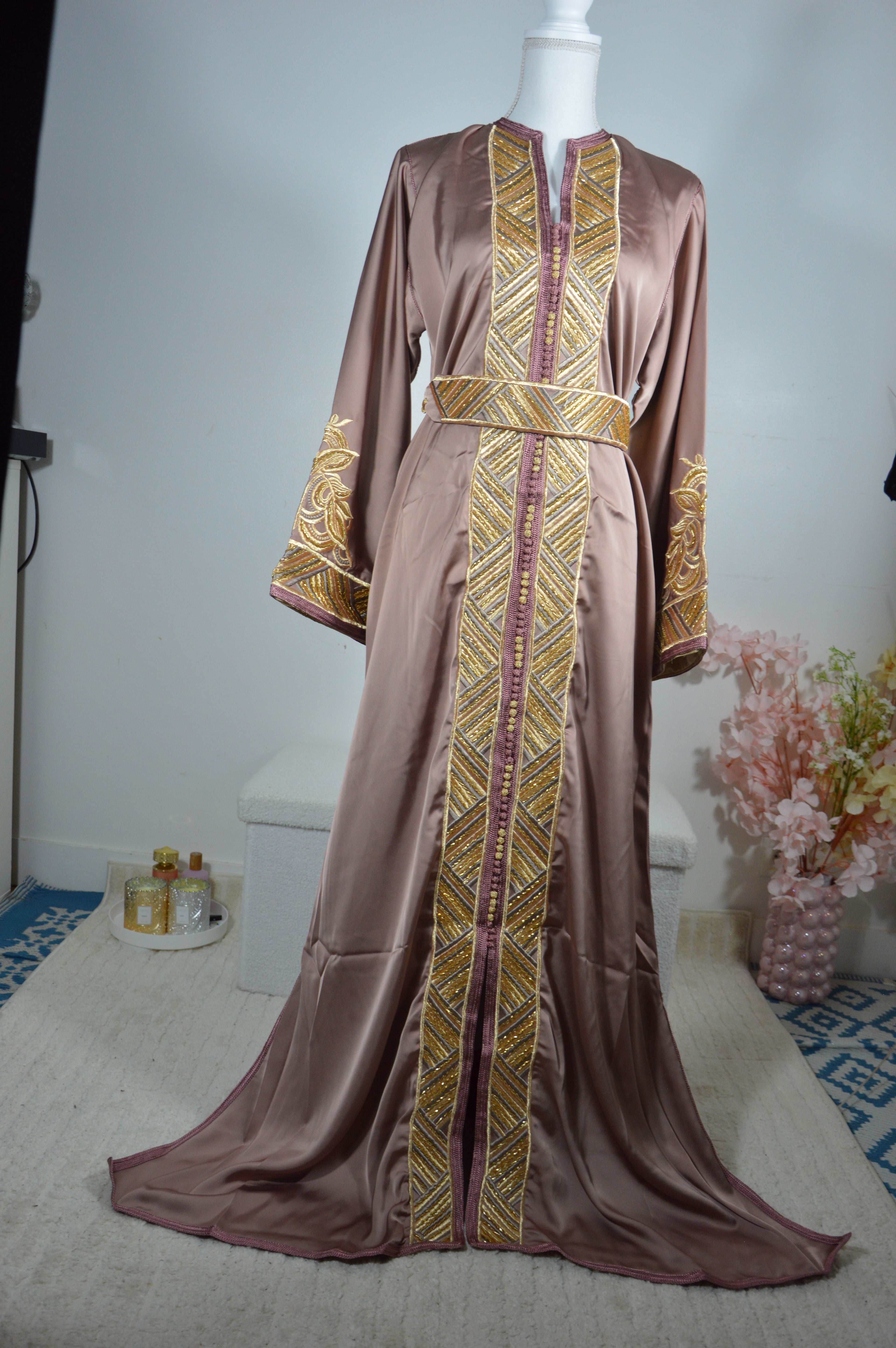 Caftan “Dalia” – Taupe rosé & or, broderies précieuses