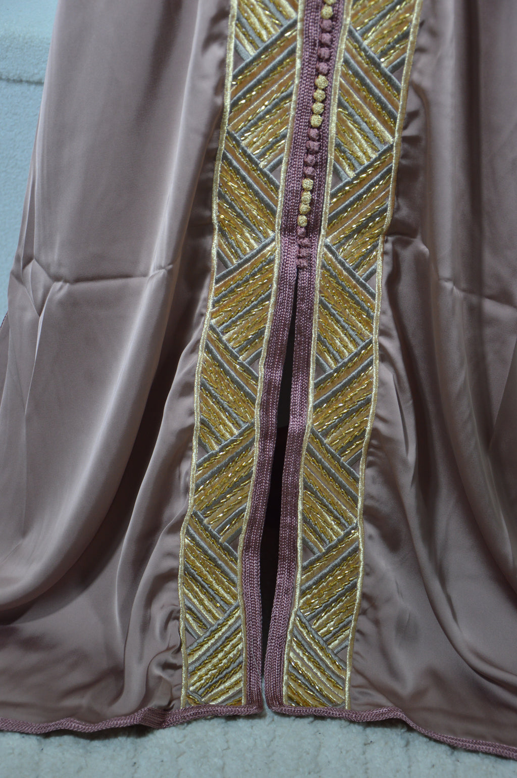 Caftan “Dalia” – Taupe rosé & or, broderies précieuses