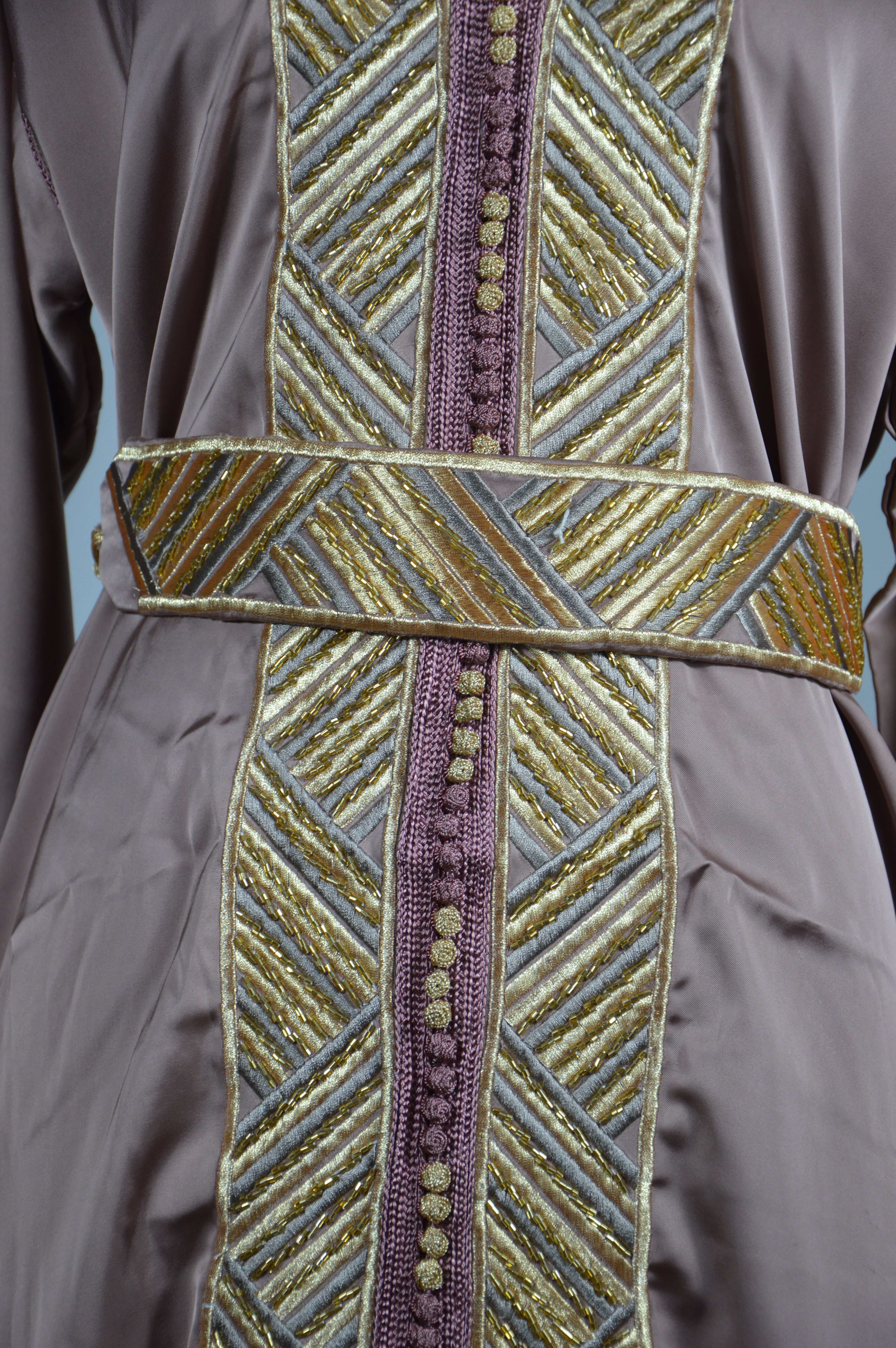 Caftan “Dalia” – Taupe rosé & or, broderies précieuses