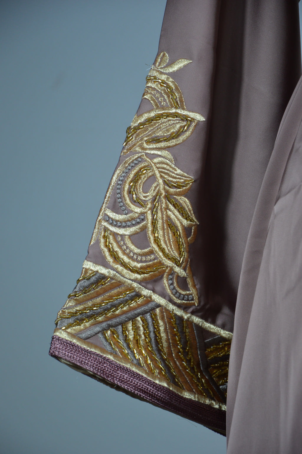 Caftan “Dalia” – Taupe rosé & or, broderies précieuses