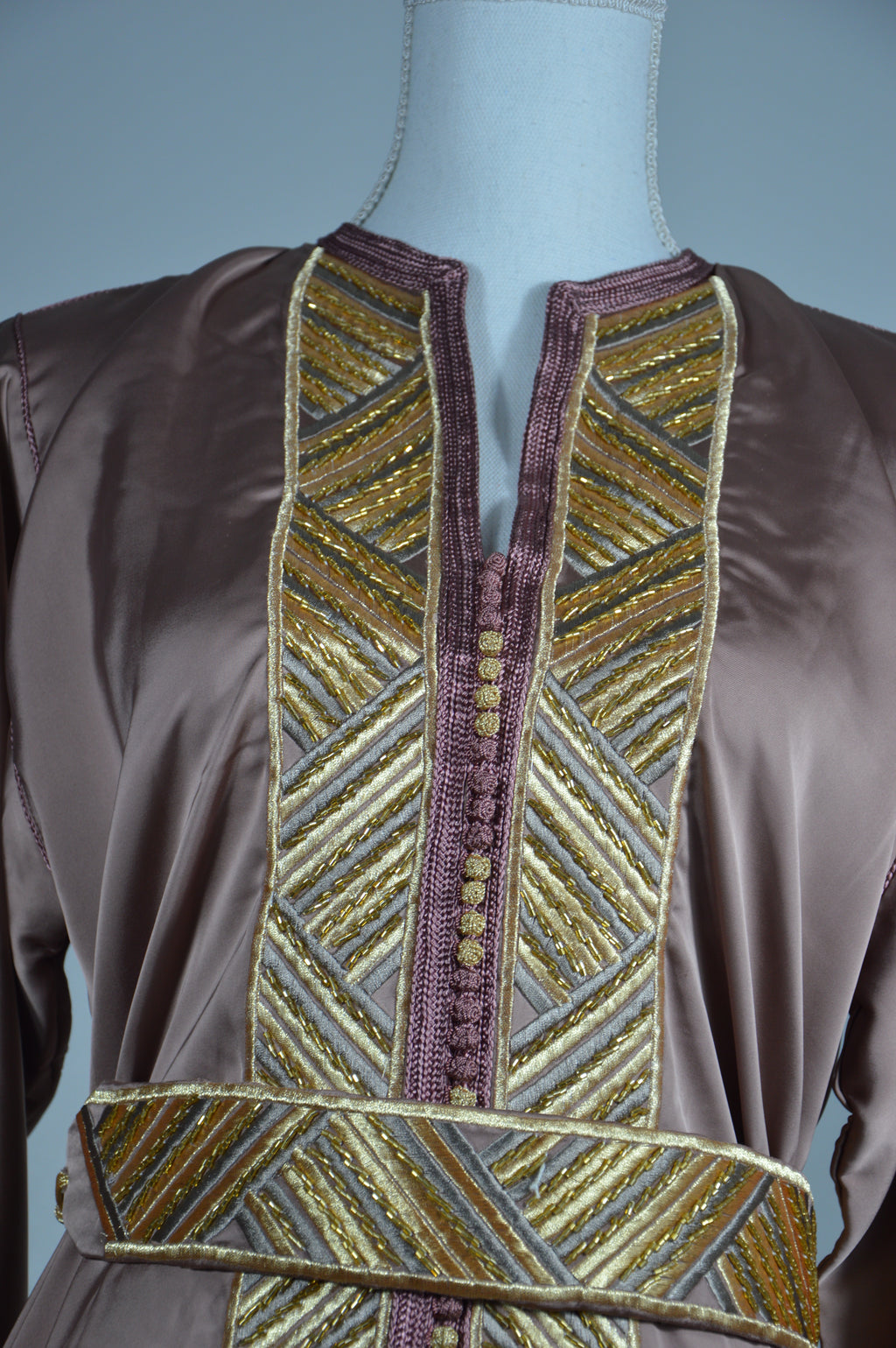 Caftan “Dalia” – Taupe rosé & or, broderies précieuses