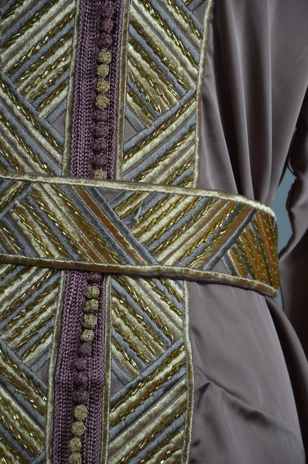 Caftan “Dalia” – Taupe rosé & or, broderies précieuses