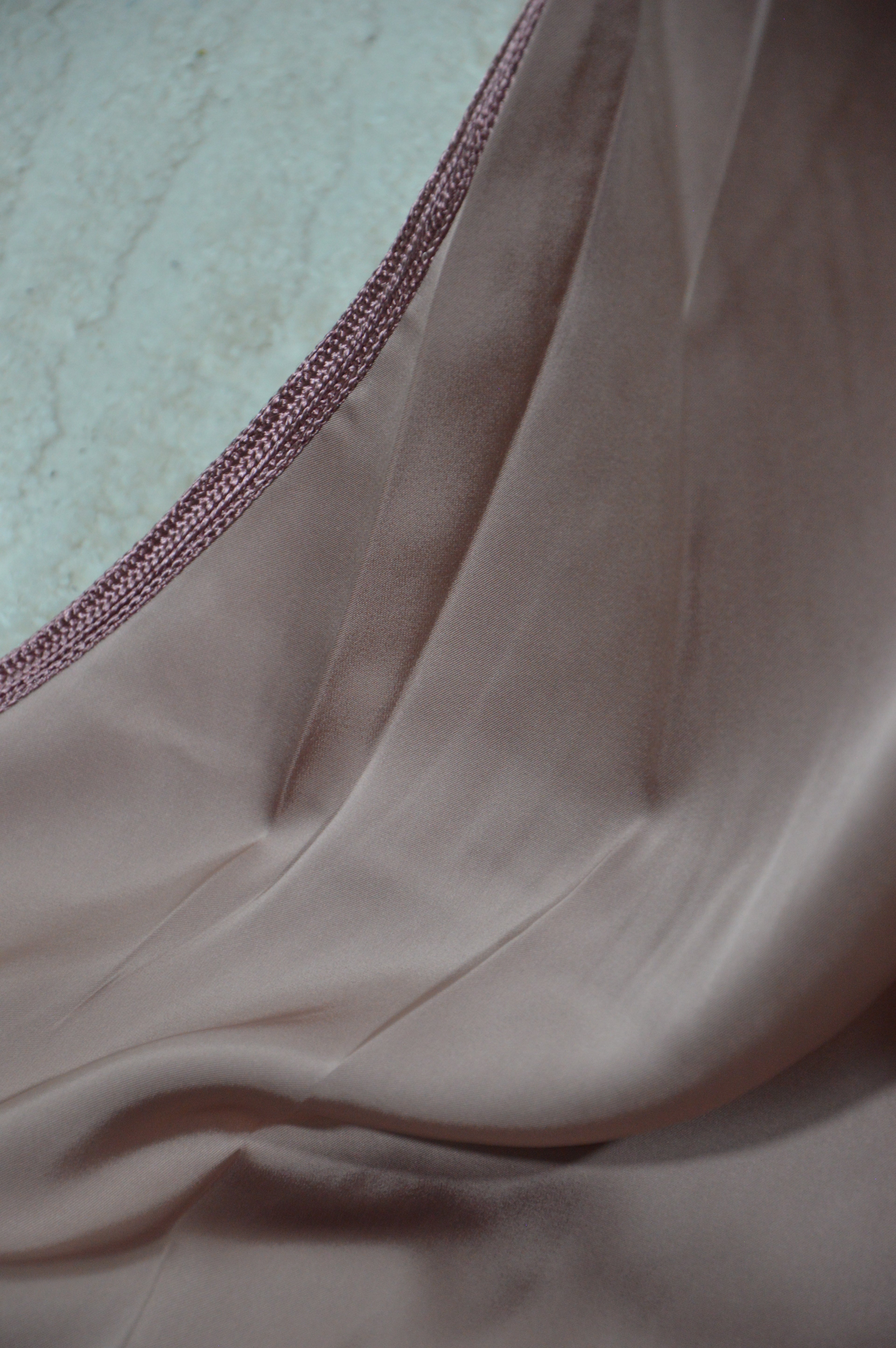 Caftan “Dalia” – Taupe rosé & or, broderies précieuses