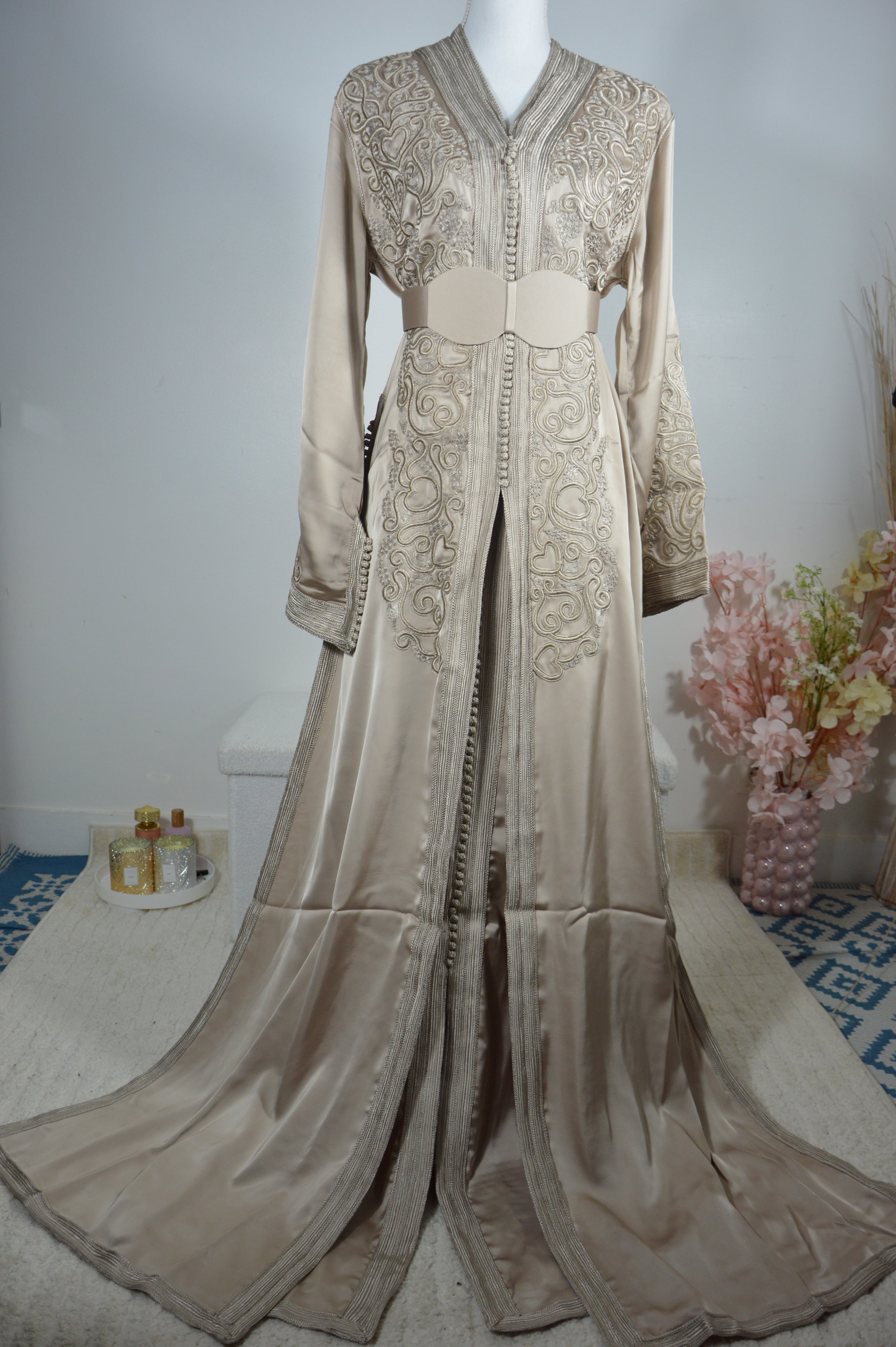 Takchita “Noura” – Or impérial, broderies ton sur ton