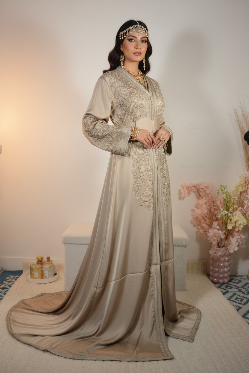 Takchita “Noura” – Blanc sablé, broderies ton sur ton