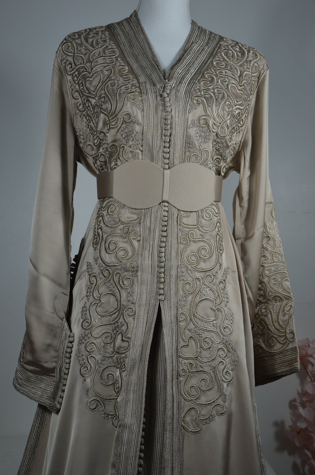 Takchita “Noura” – Blanc sablé, broderies ton sur ton