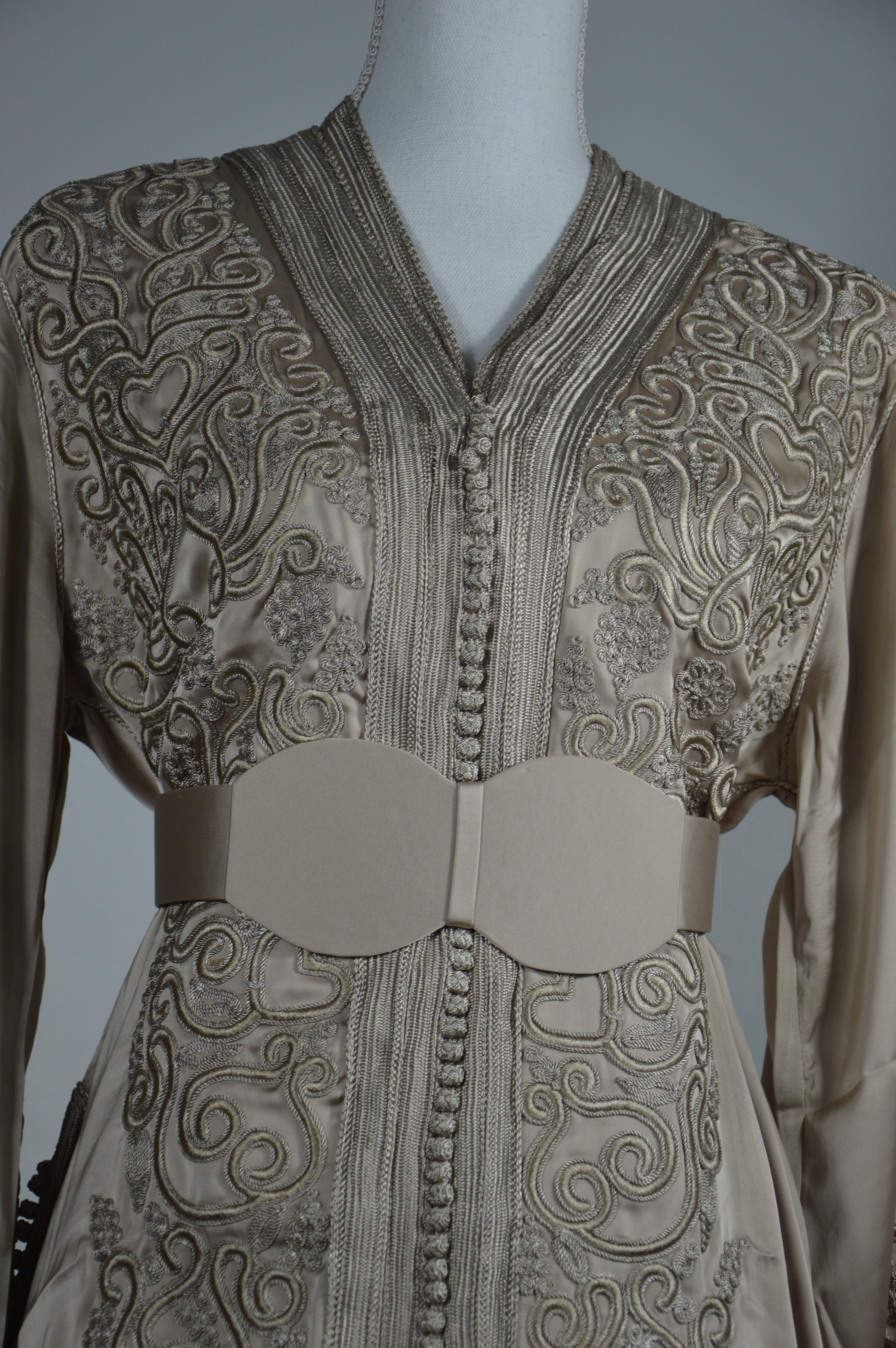 Takchita “Noura” – Blanc sablé, broderies ton sur ton