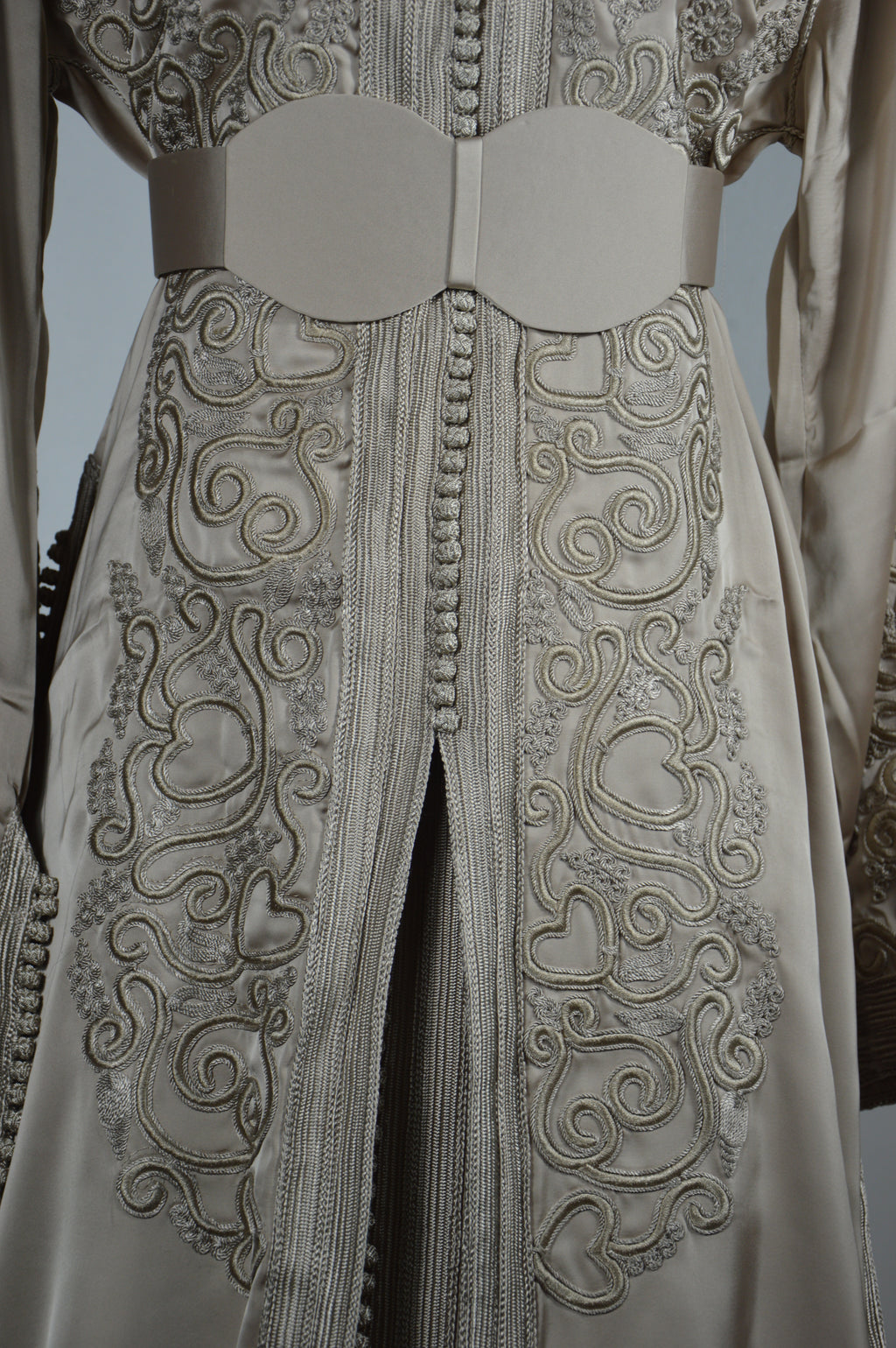 Takchita “Noura” – Blanc sablé, broderies ton sur ton