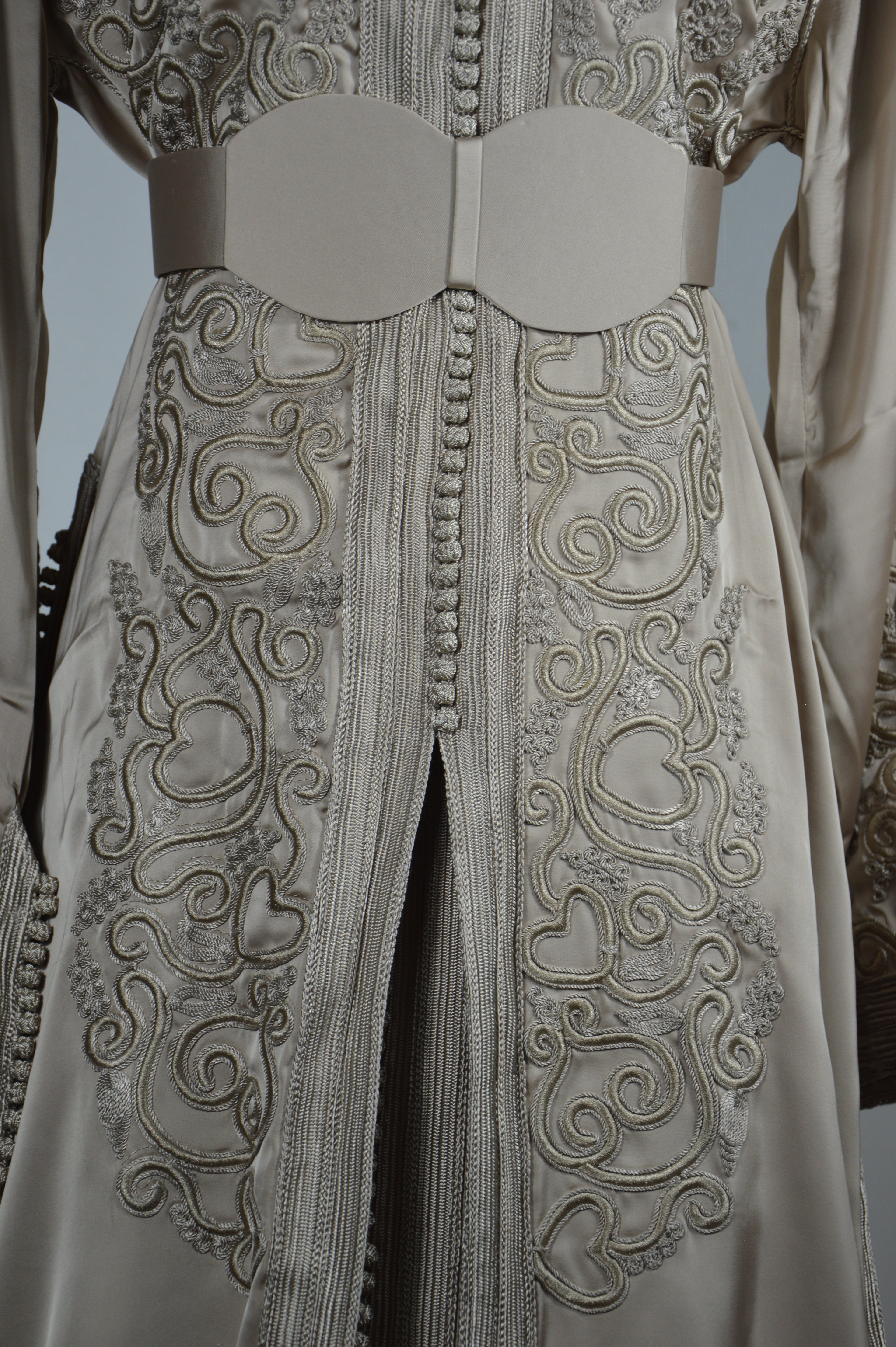 Takchita “Noura” – Blanc sablé, broderies ton sur ton