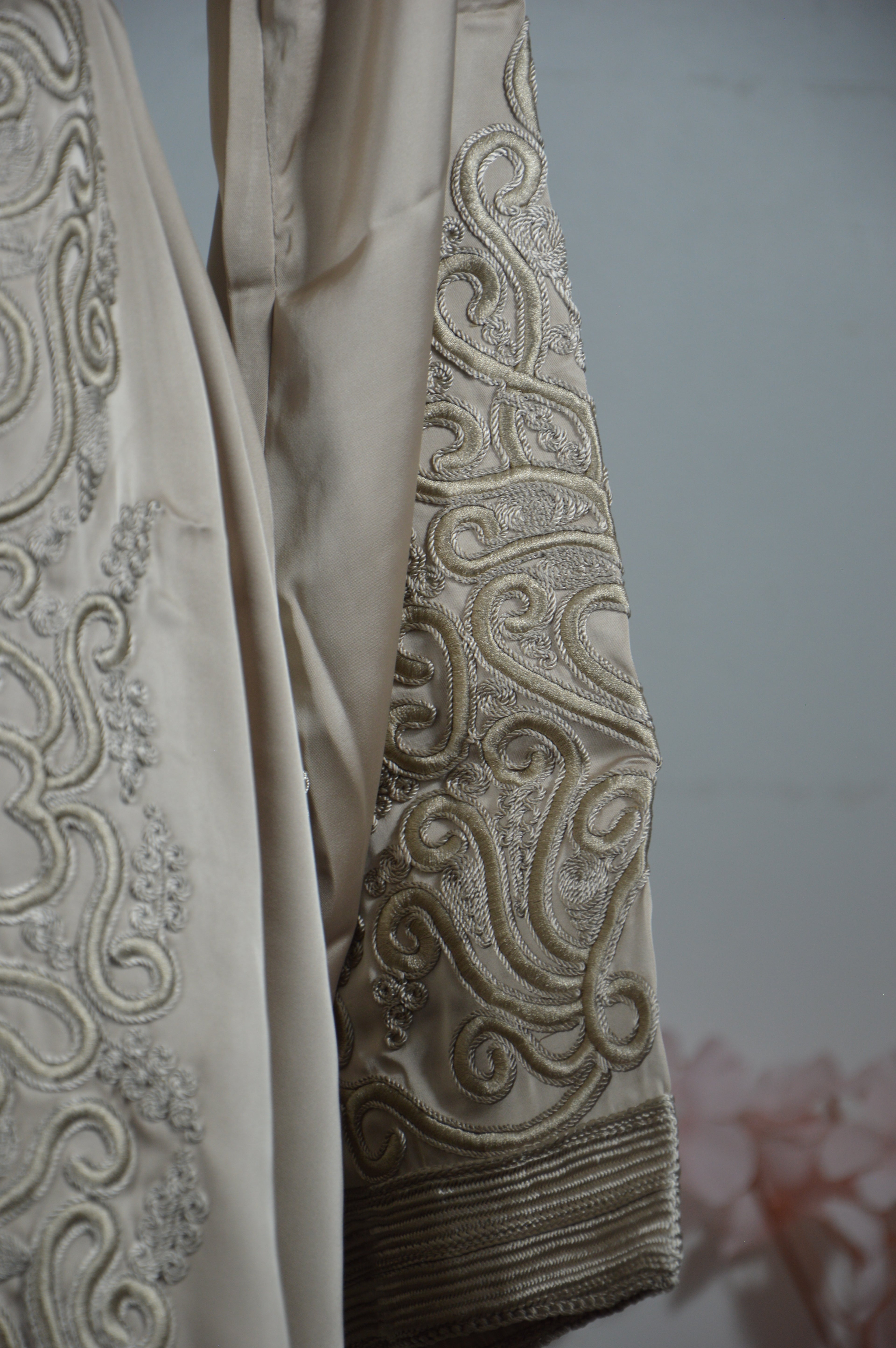 Takchita “Noura” – Blanc sablé, broderies ton sur ton