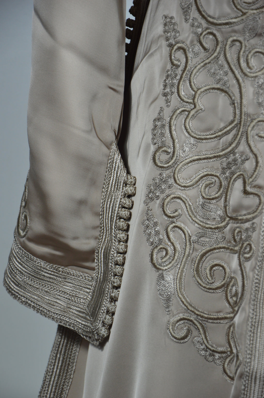 Takchita “Noura” – Blanc sablé, broderies ton sur ton