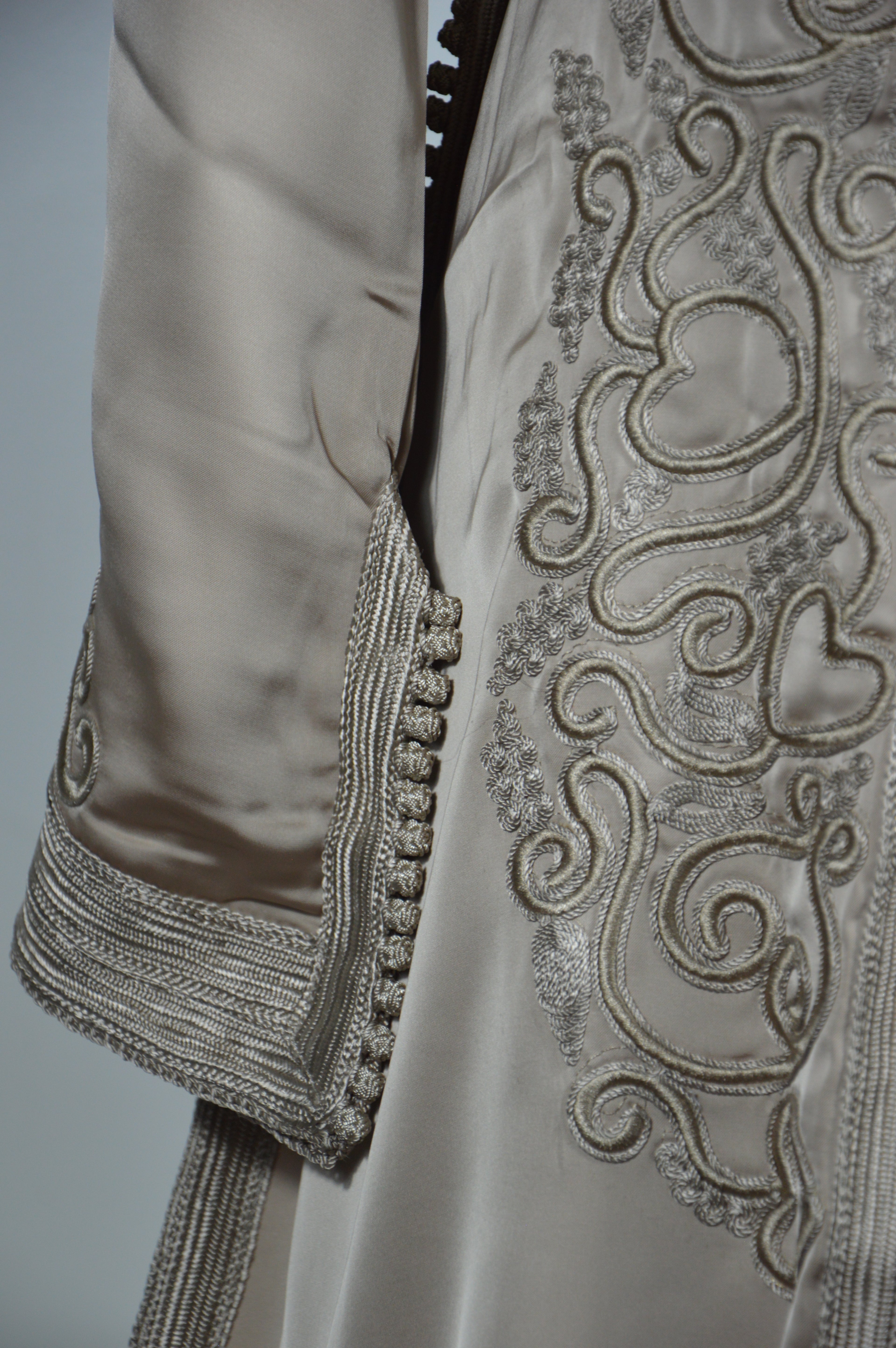 Takchita “Noura” – Blanc sablé, broderies ton sur ton