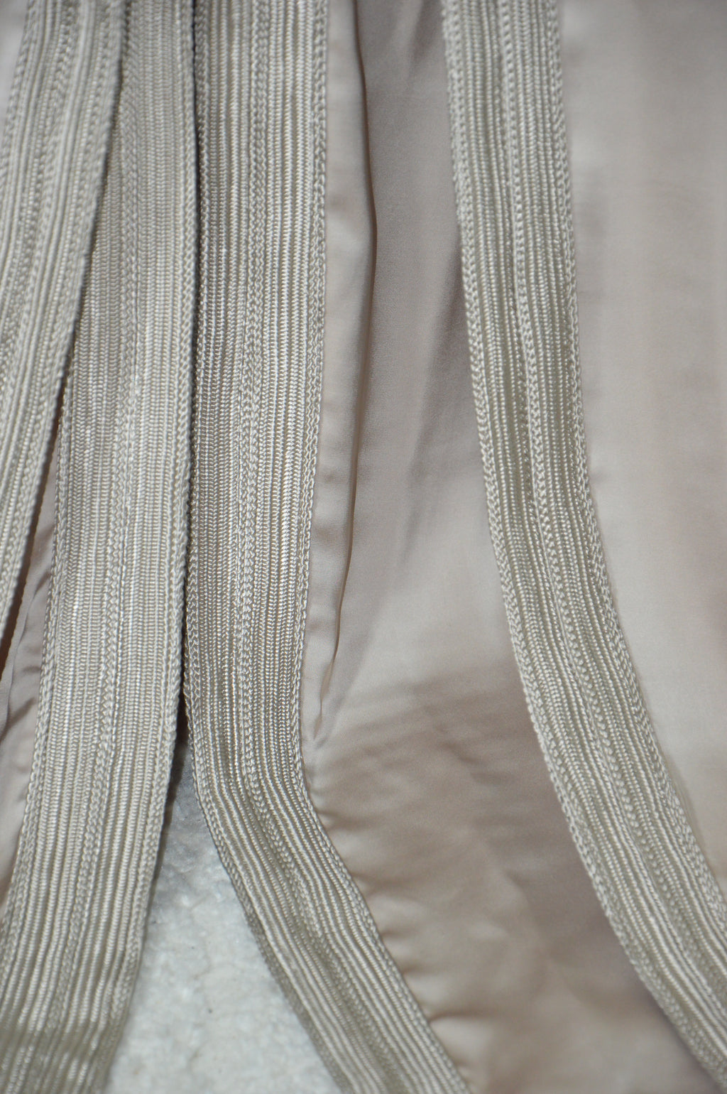 Takchita “Noura” – Blanc sablé, broderies ton sur ton