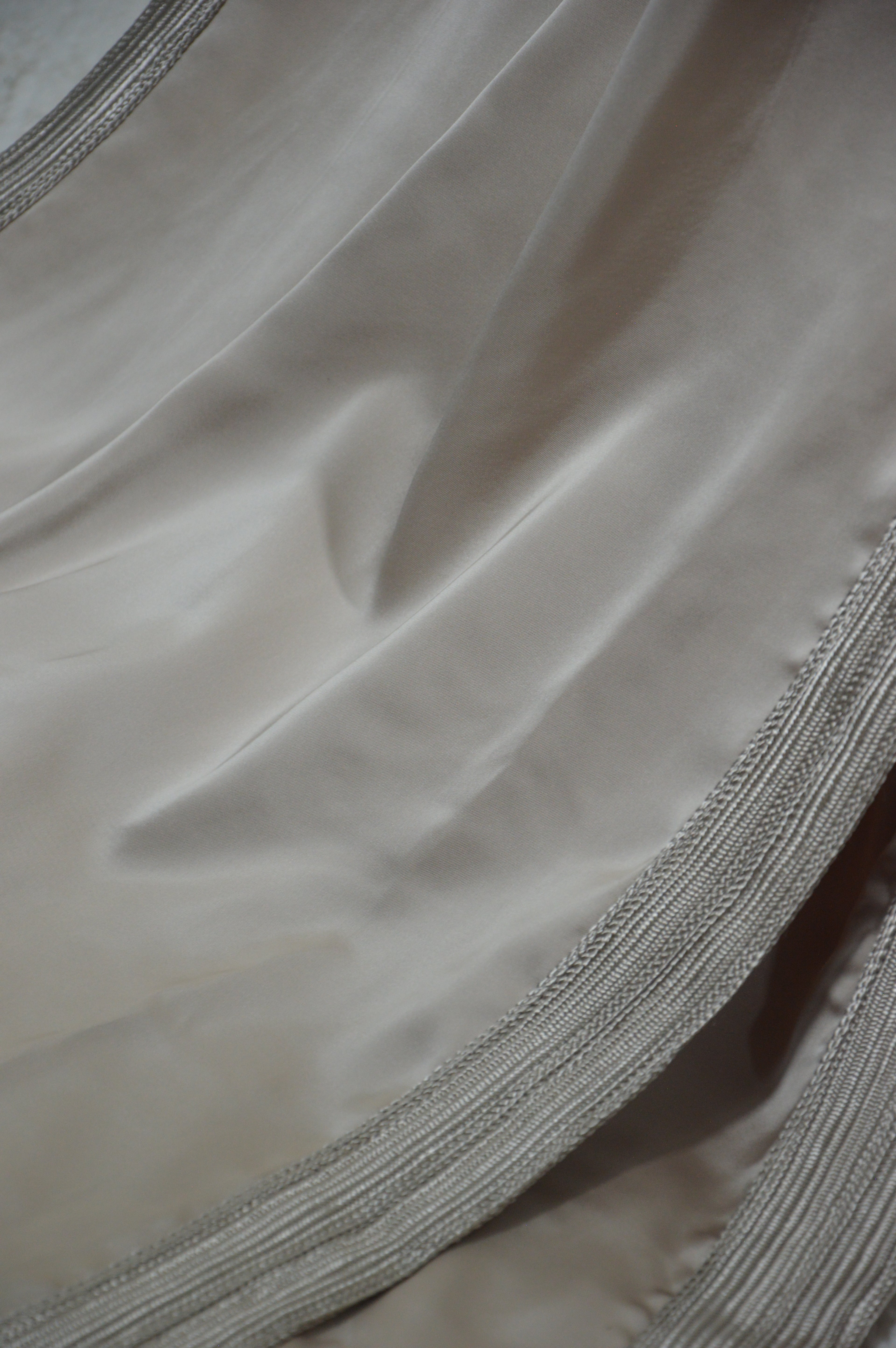 Takchita “Noura” – Blanc sablé, broderies ton sur ton