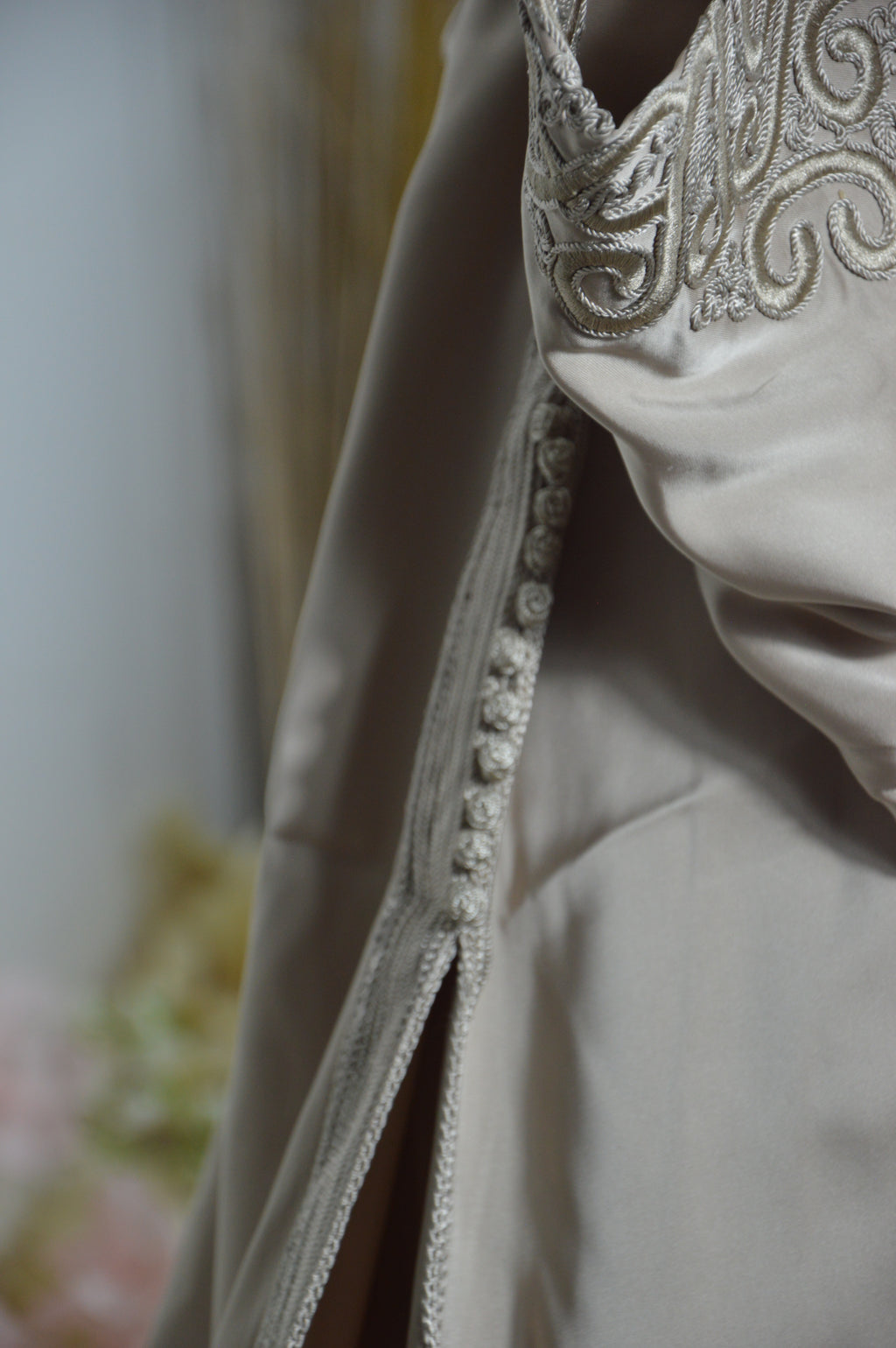 Takchita “Noura” – Blanc sablé, broderies ton sur ton