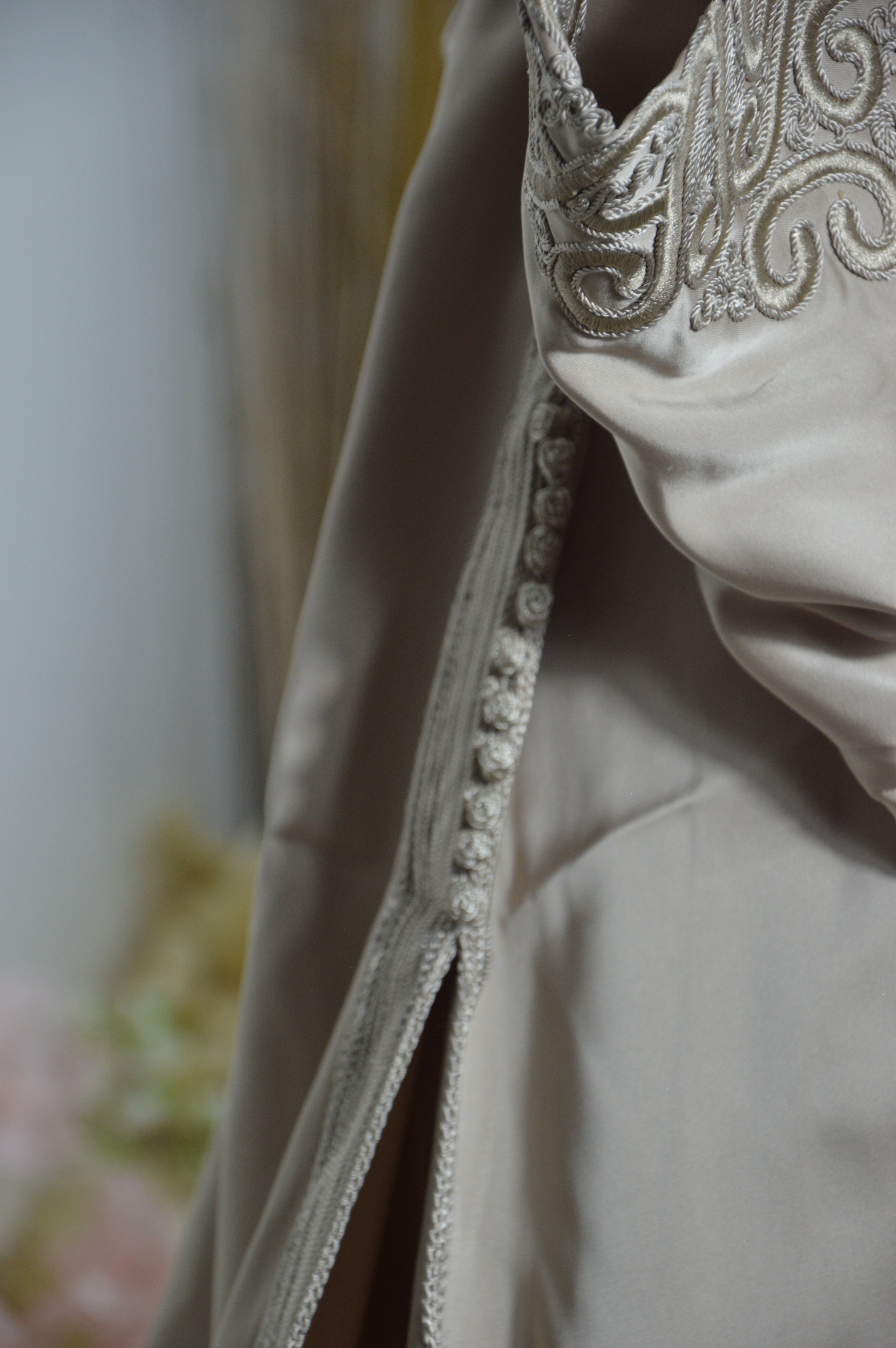 Takchita “Noura” – Blanc sablé, broderies ton sur ton