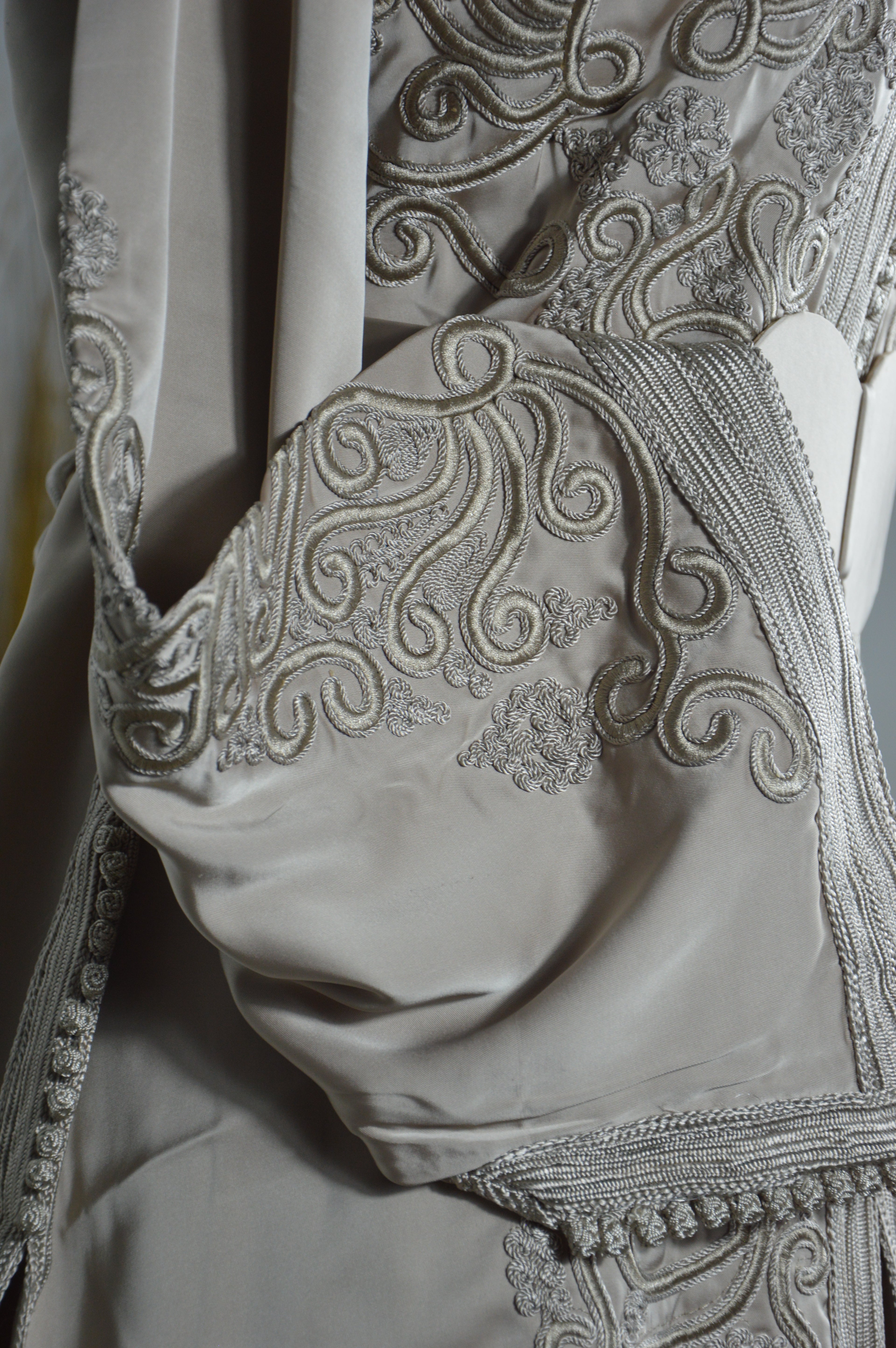 Takchita “Noura” – Blanc sablé, broderies ton sur ton