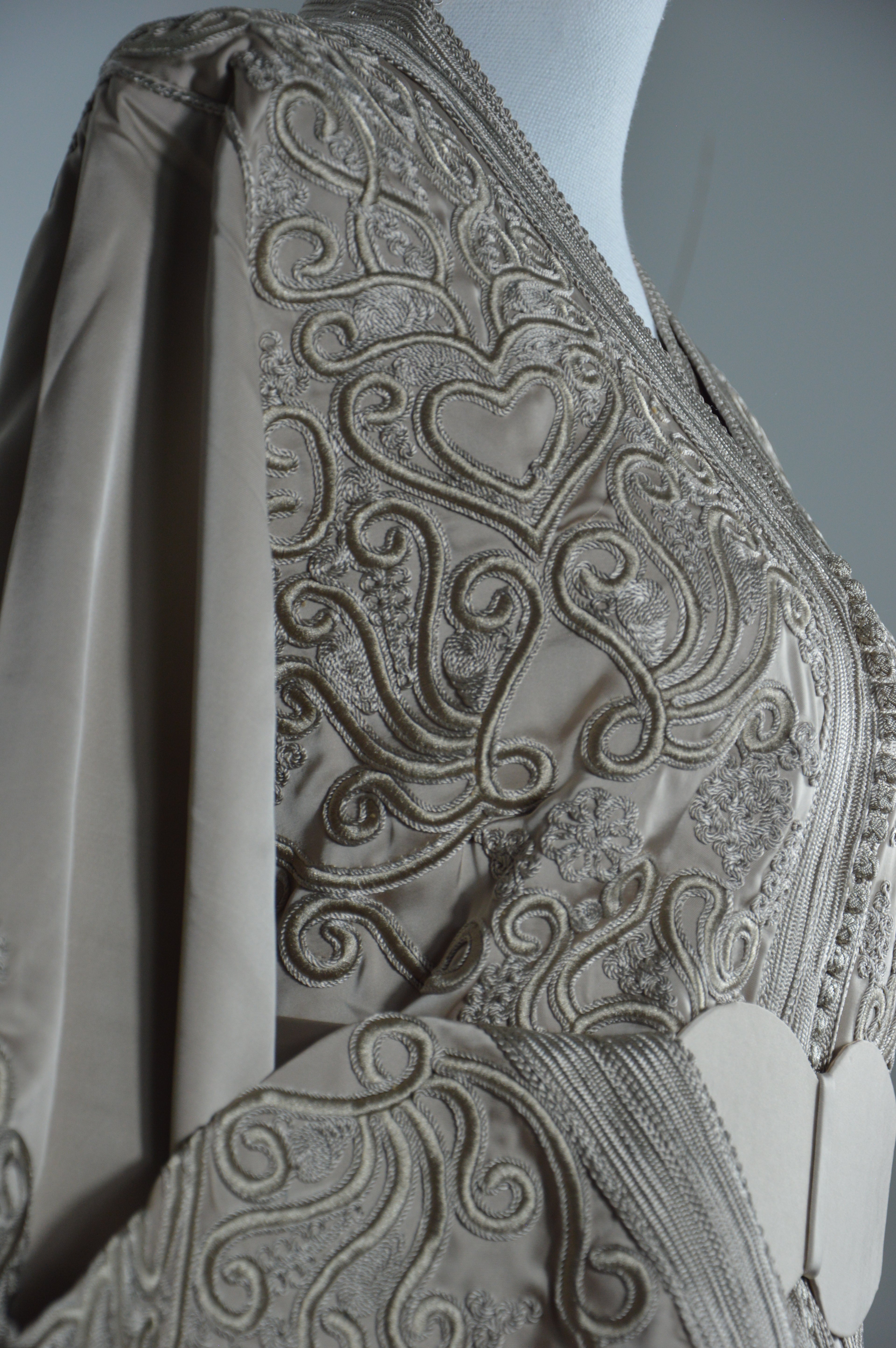 Takchita “Noura” – Blanc sablé, broderies ton sur ton