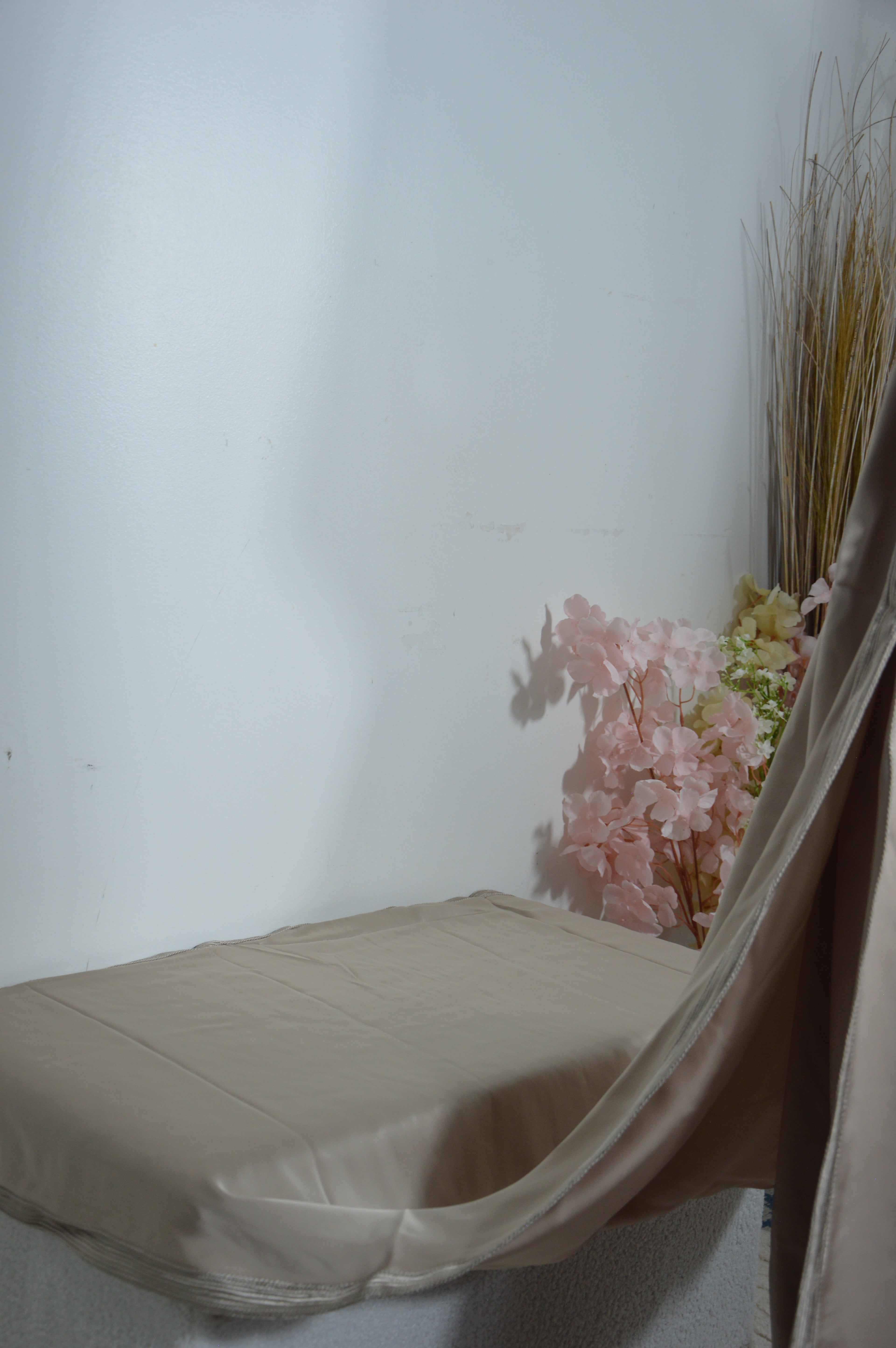 Takchita “Noura” – Blanc sablé, broderies ton sur ton