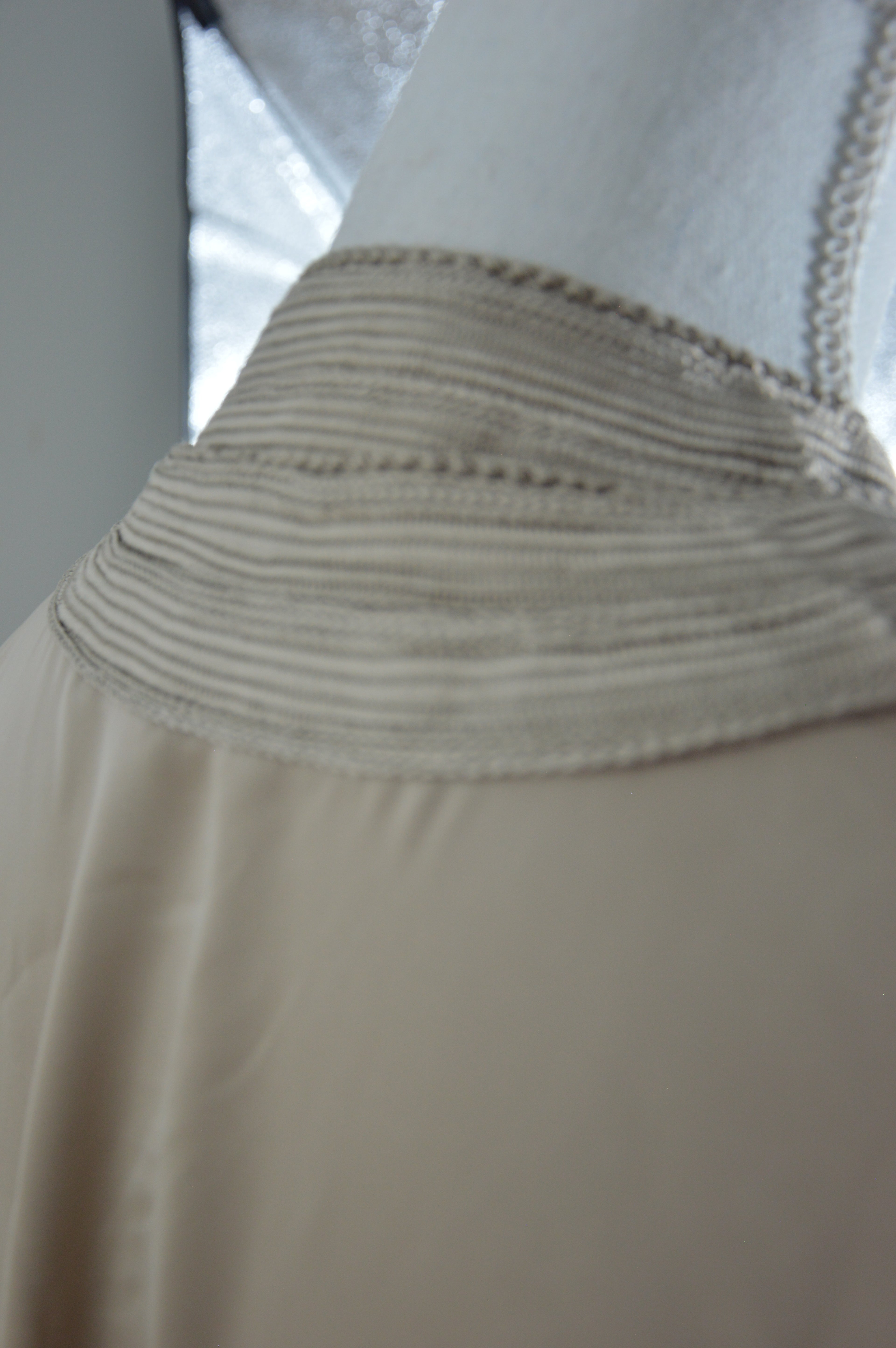 Takchita “Noura” – Blanc sablé, broderies ton sur ton