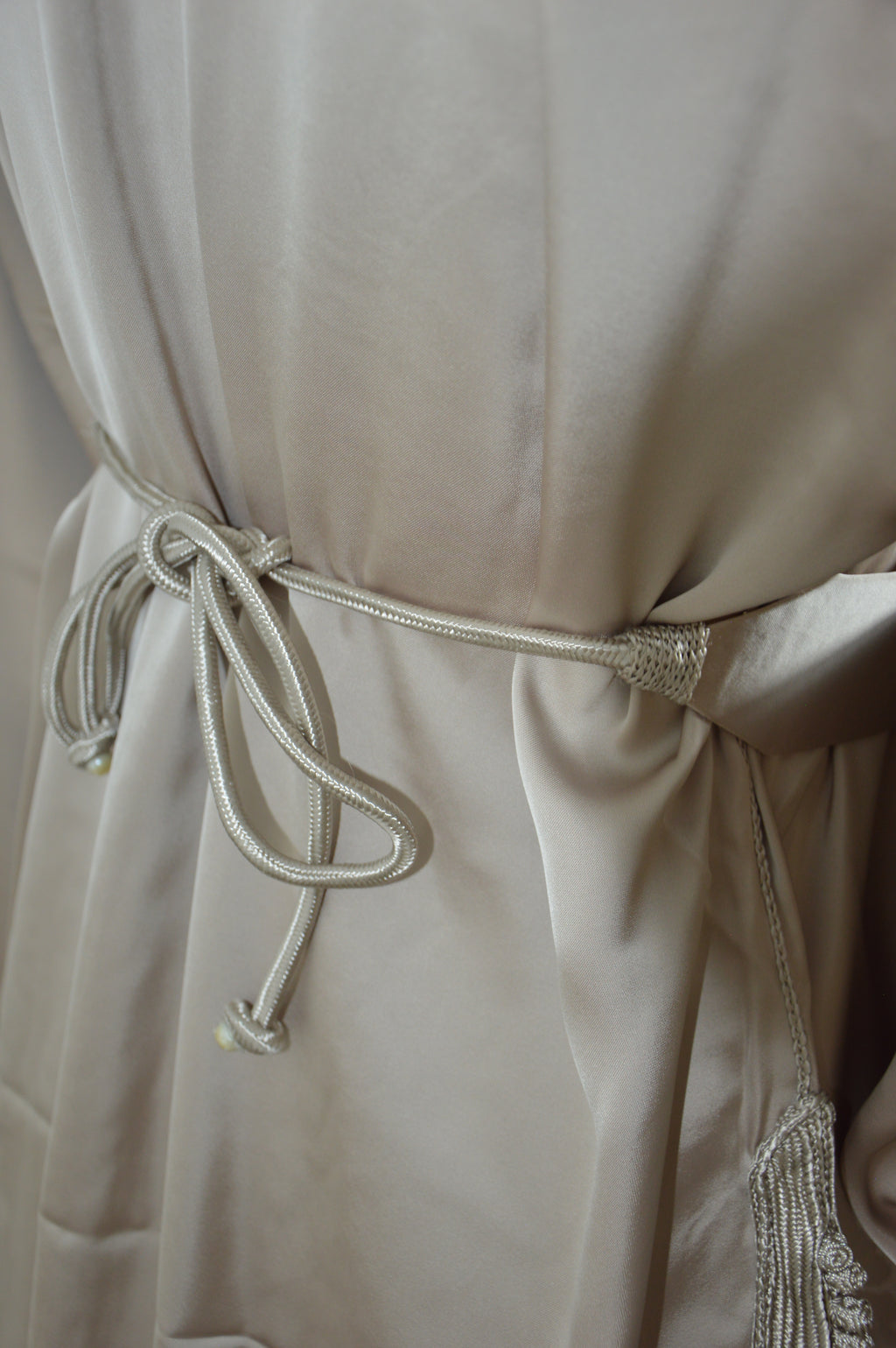 Takchita “Noura” – Blanc sablé, broderies ton sur ton