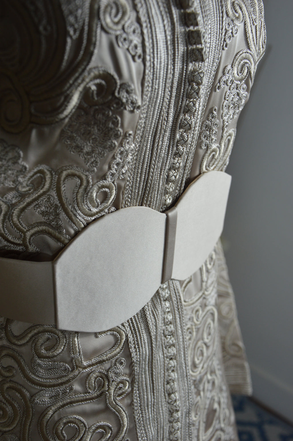 Takchita “Noura” – Blanc sablé, broderies ton sur ton