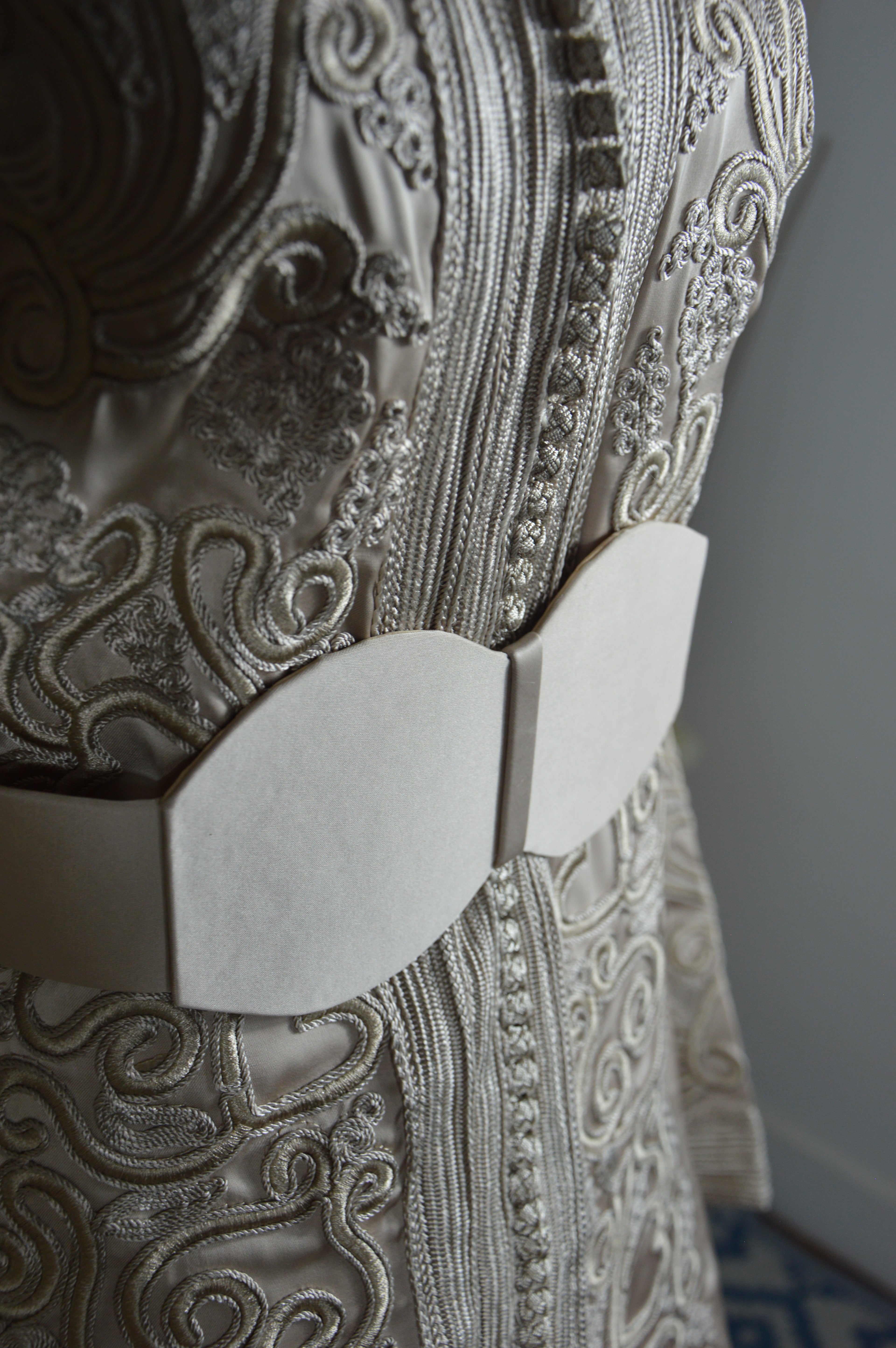 Takchita “Noura” – Blanc sablé, broderies ton sur ton