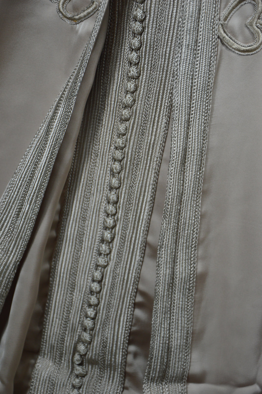 Takchita “Noura” – Blanc sablé, broderies ton sur ton