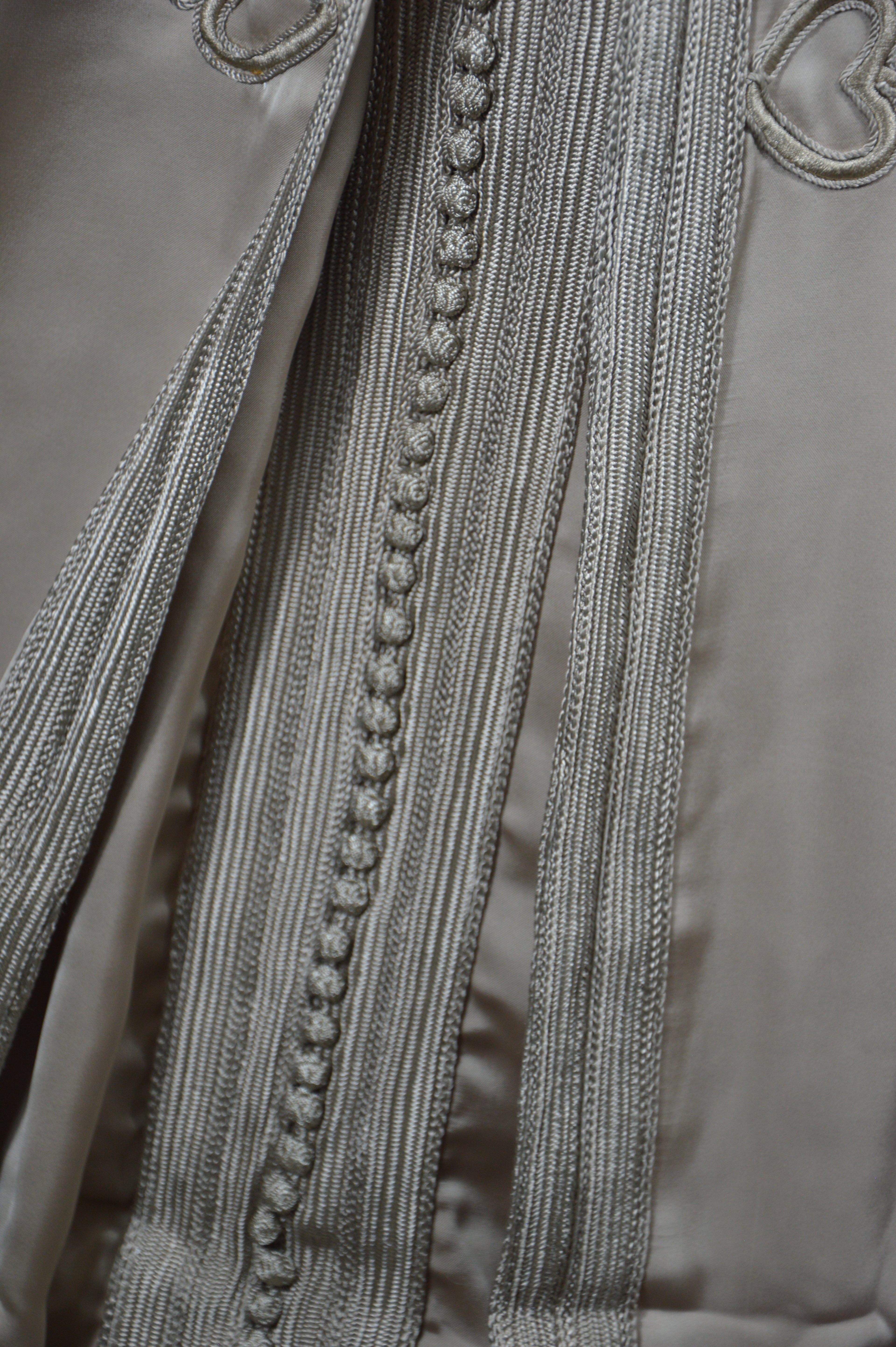 Takchita “Noura” – Blanc sablé, broderies ton sur ton