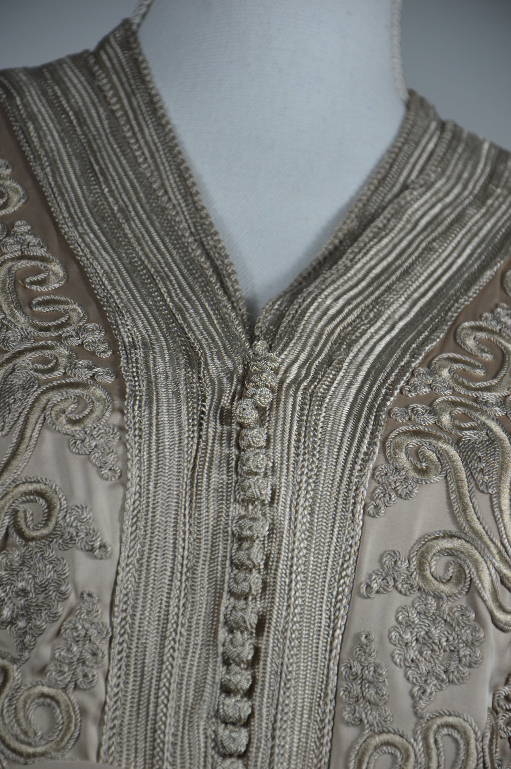 Takchita “Noura” – Blanc sablé, broderies ton sur ton