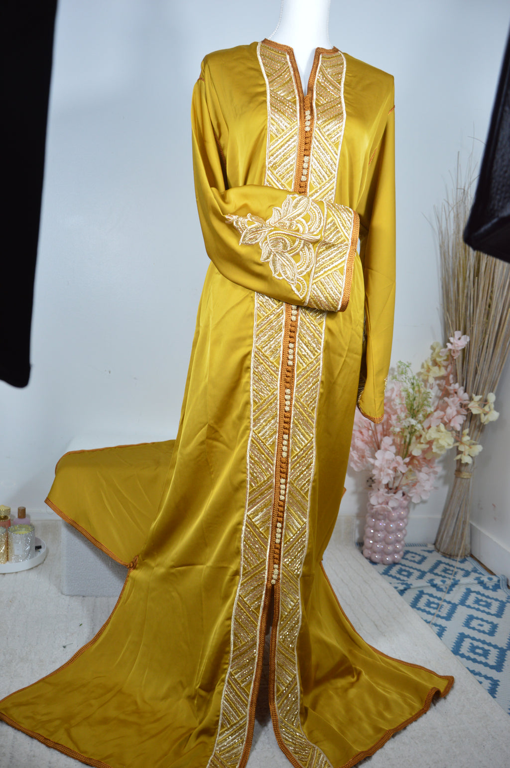 Caftan “Dalia” – Safran doré & or, panneau brodé chevrons