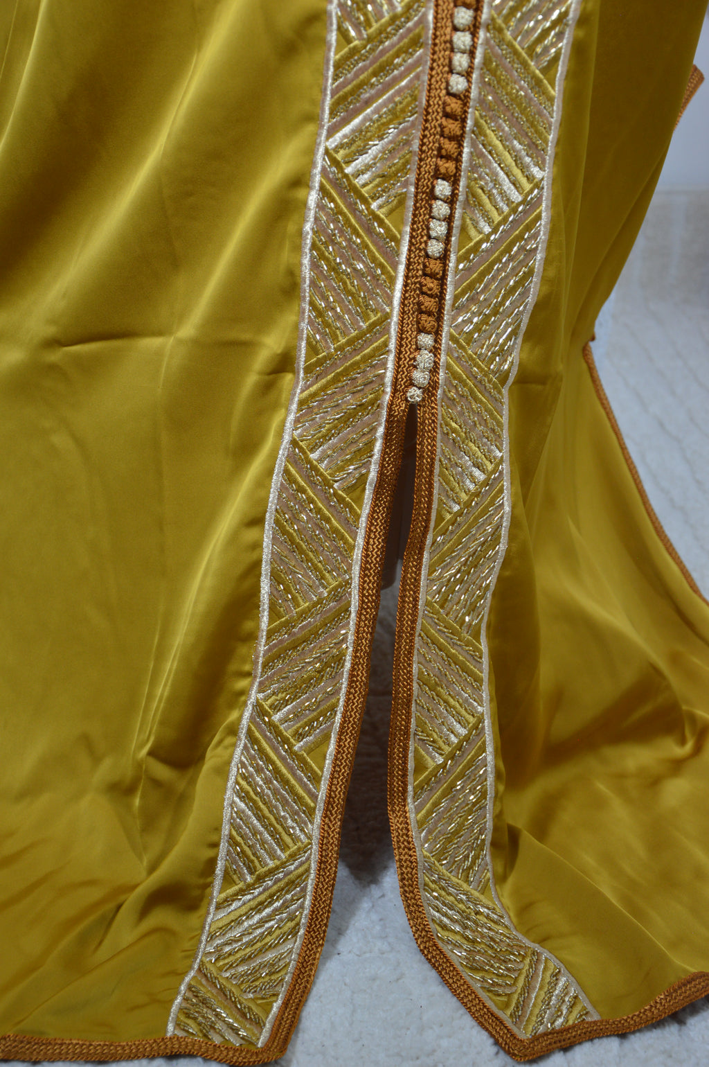 Caftan “Dalia” – Safran doré & or, panneau brodé chevrons