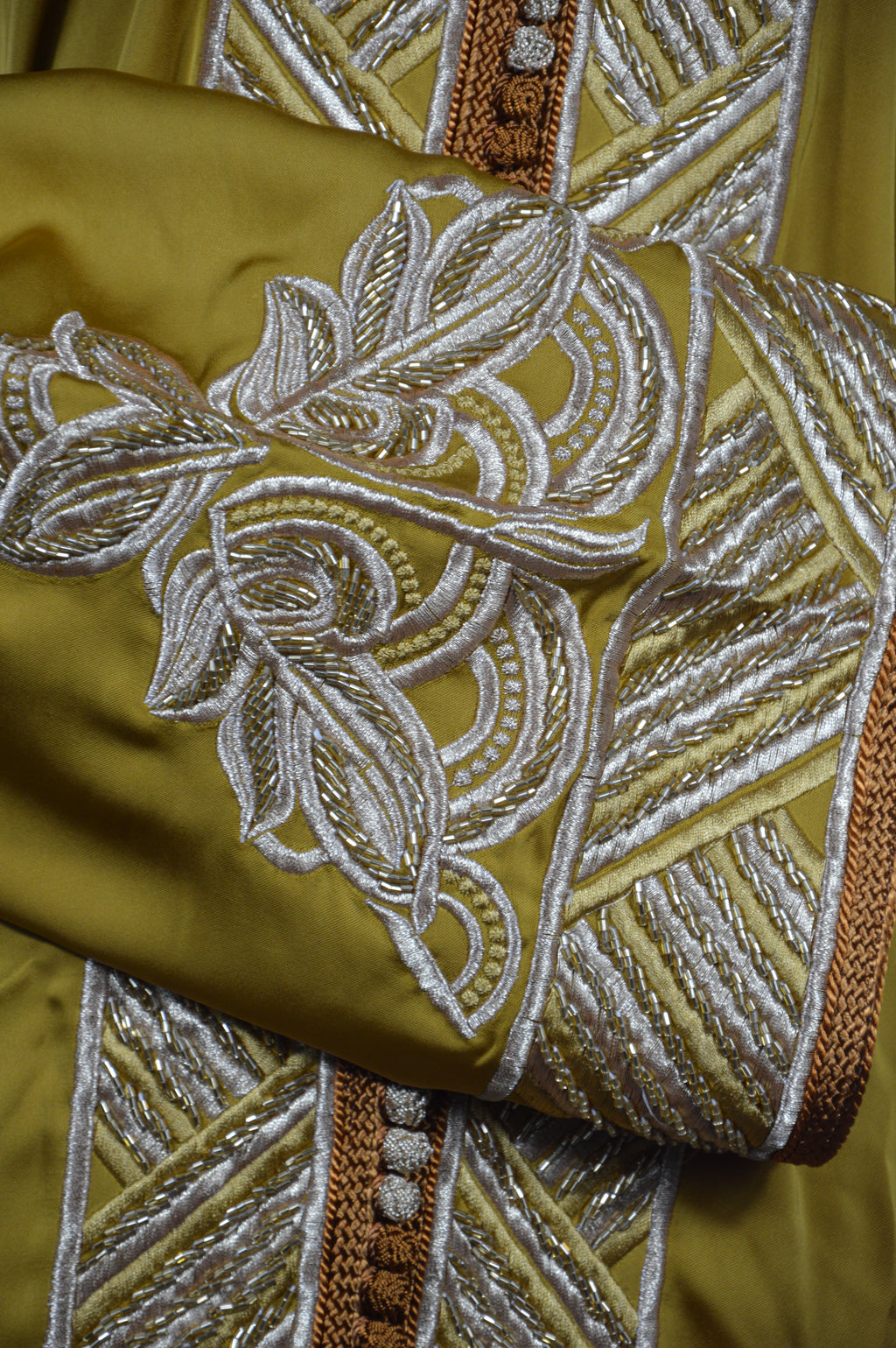Caftan “Dalia” – Safran doré & or, panneau brodé chevrons
