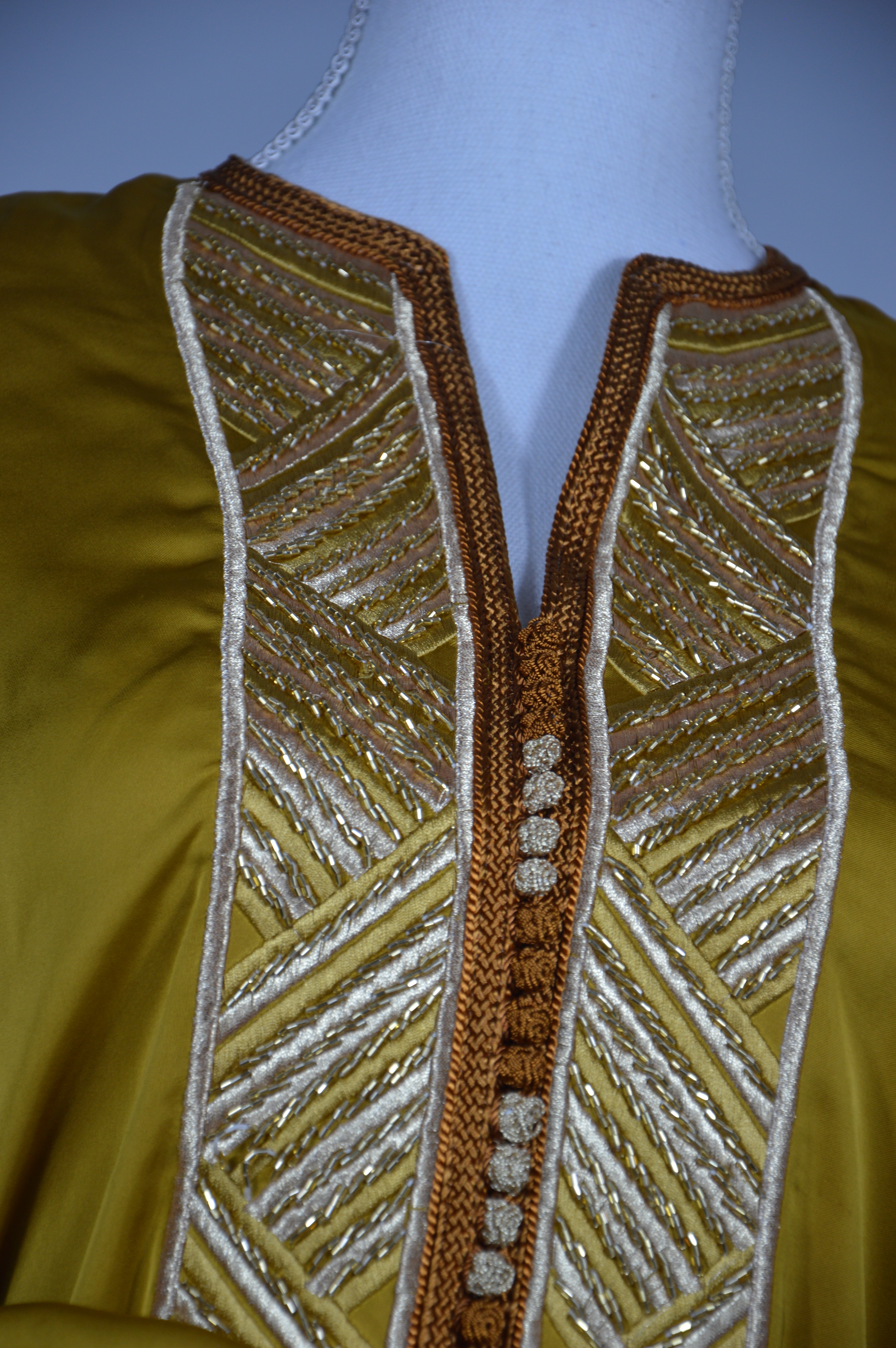 Caftan “Dalia” – Safran doré & or, panneau brodé chevrons