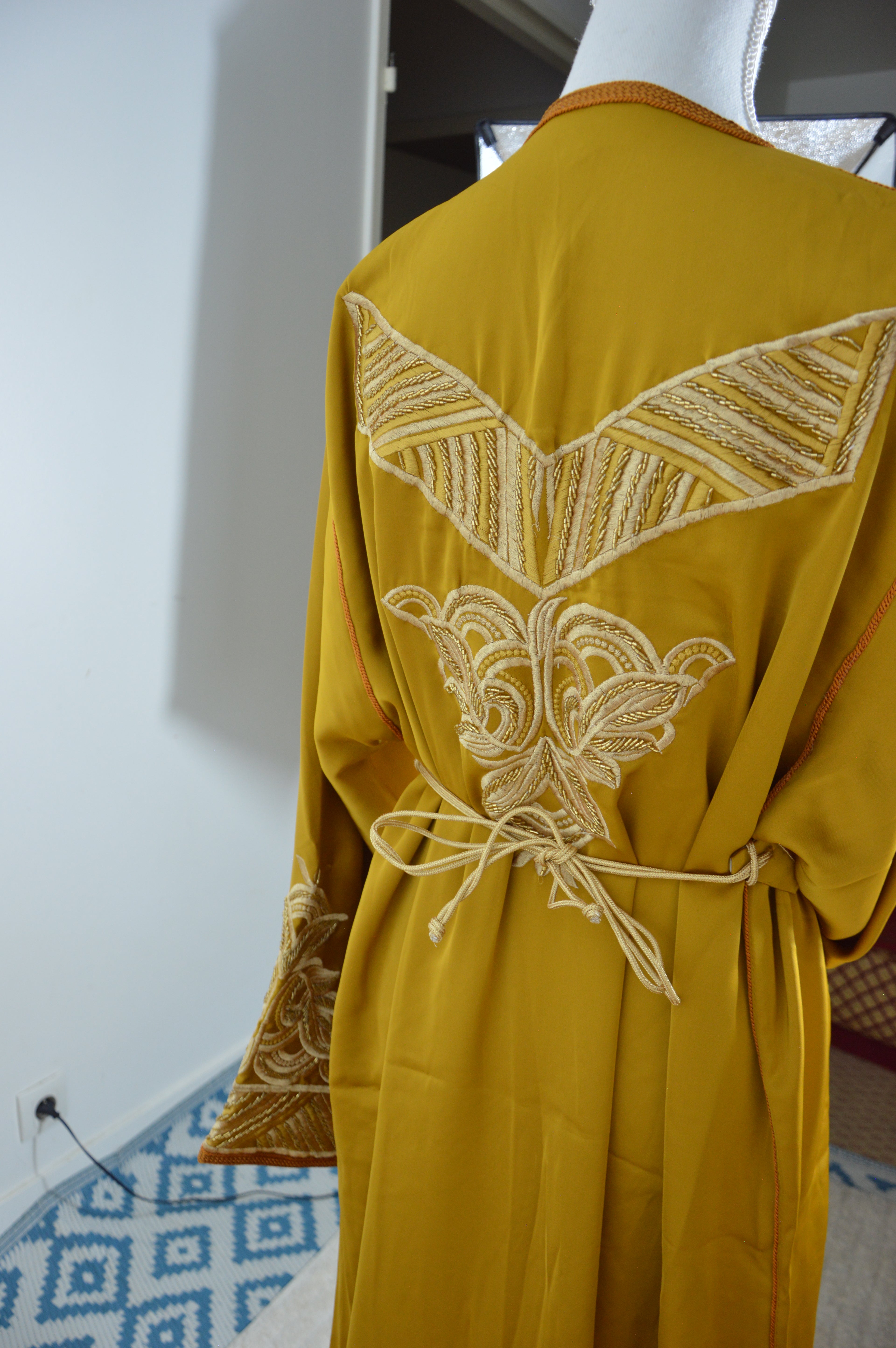 Caftan “Dalia” – Safran doré & or, panneau brodé chevrons