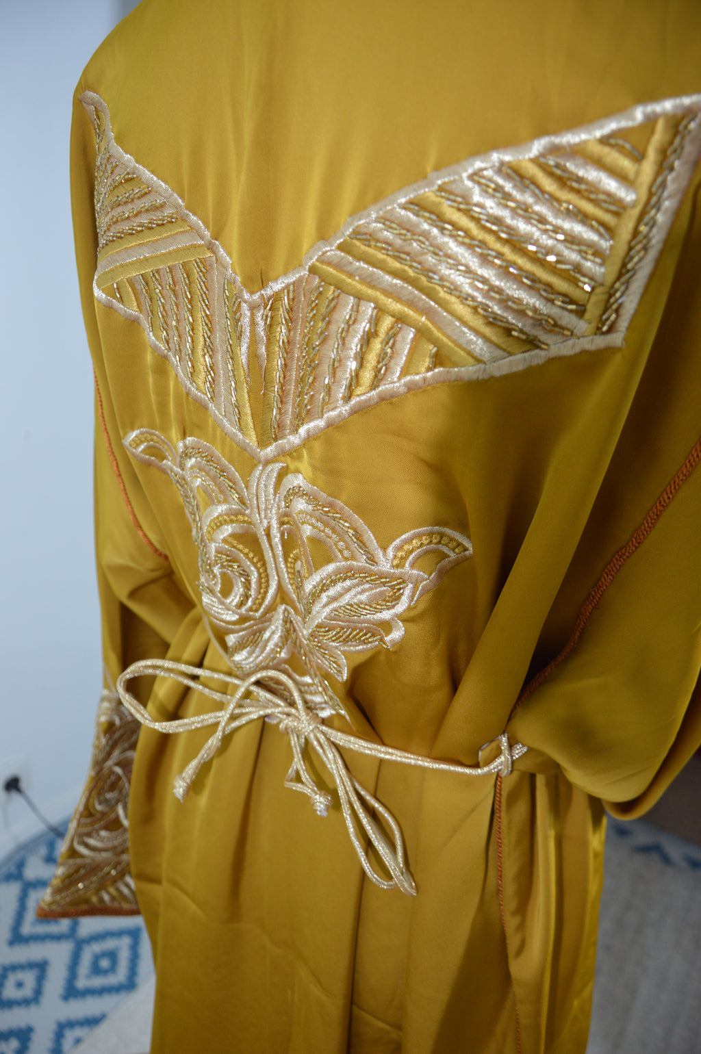 Caftan “Dalia” – Safran doré & or, panneau brodé chevrons
