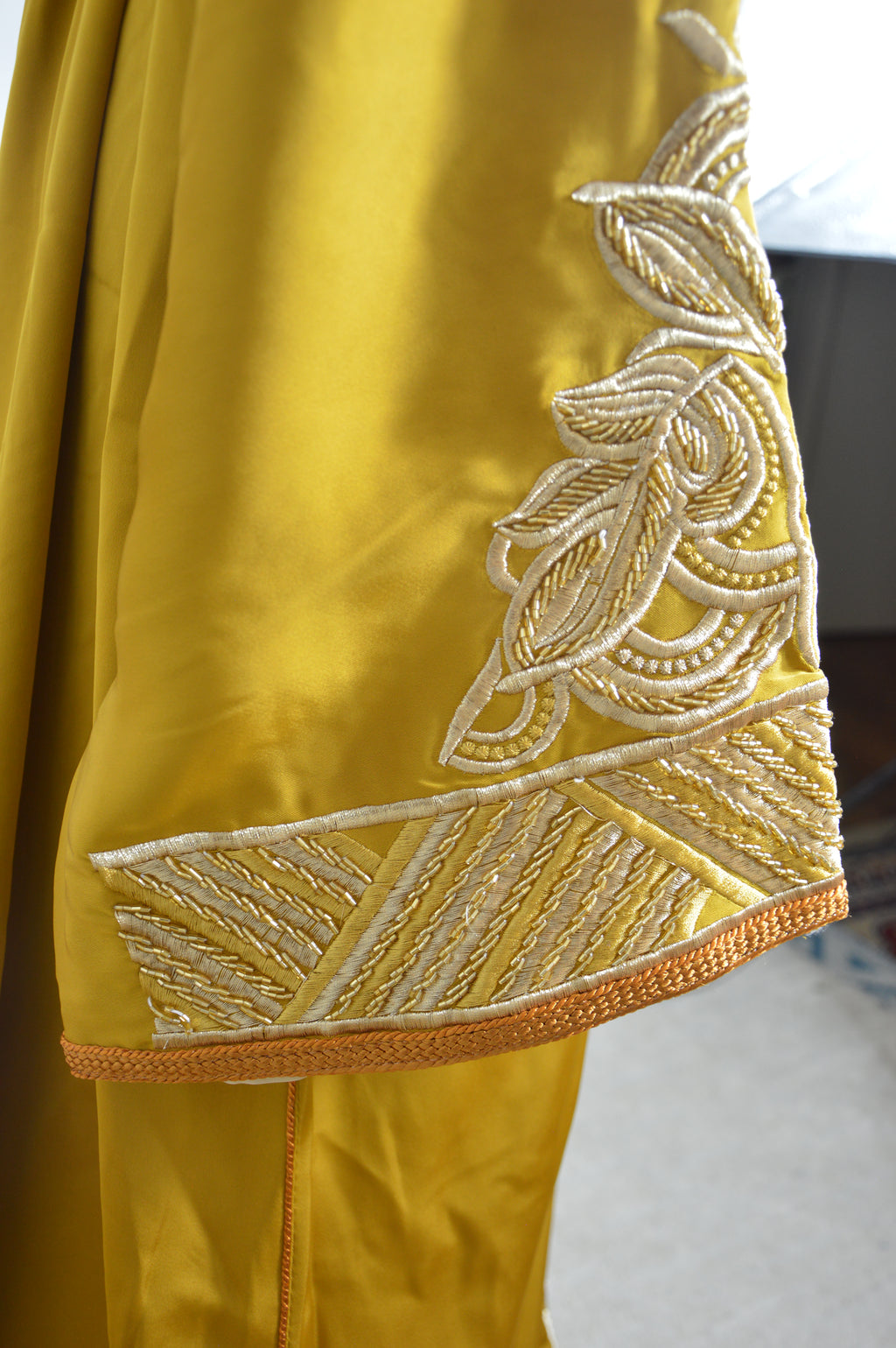 Caftan “Dalia” – Safran doré & or, panneau brodé chevrons