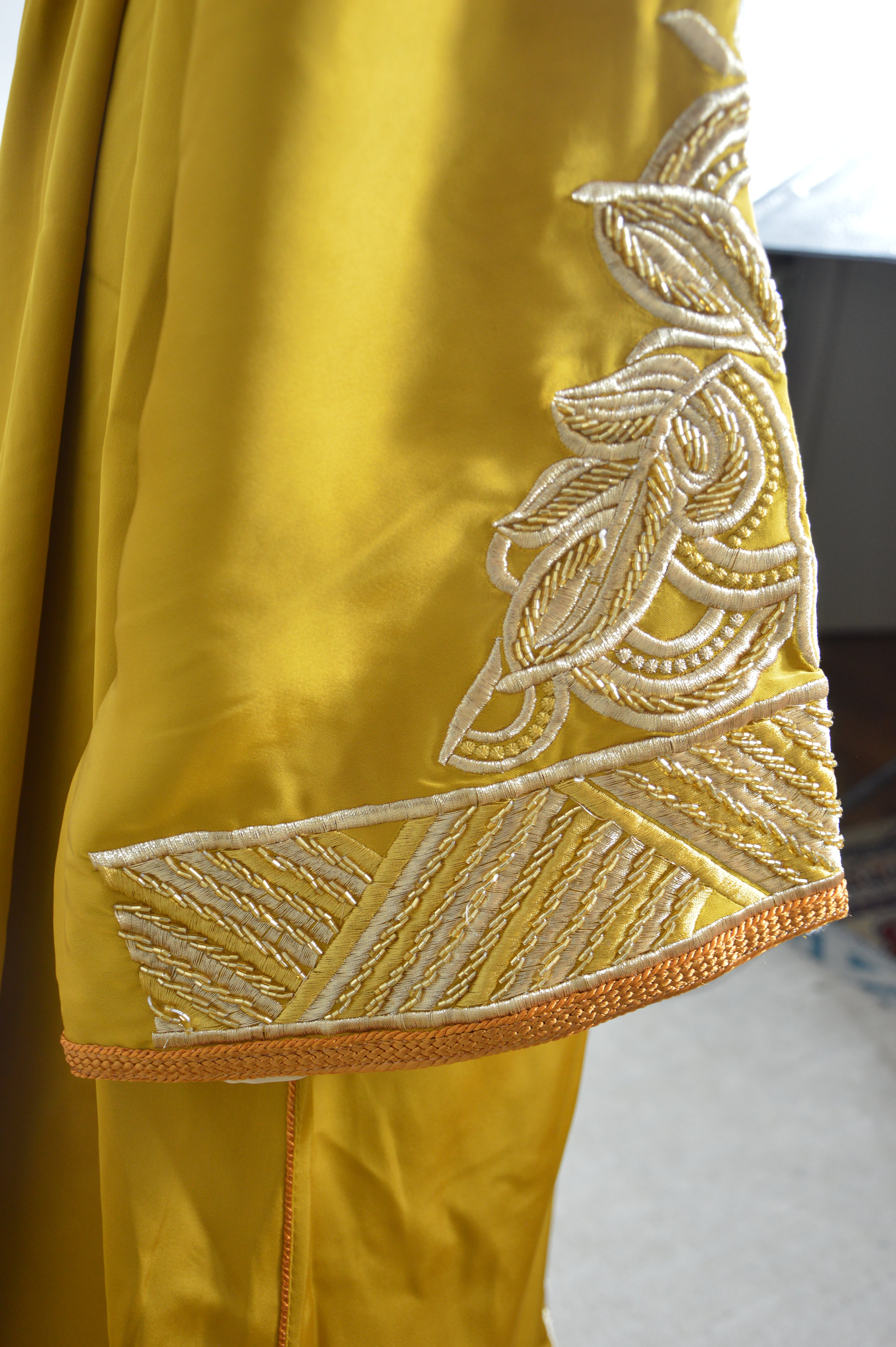 Caftan “Dalia” – Safran doré & or, panneau brodé chevrons