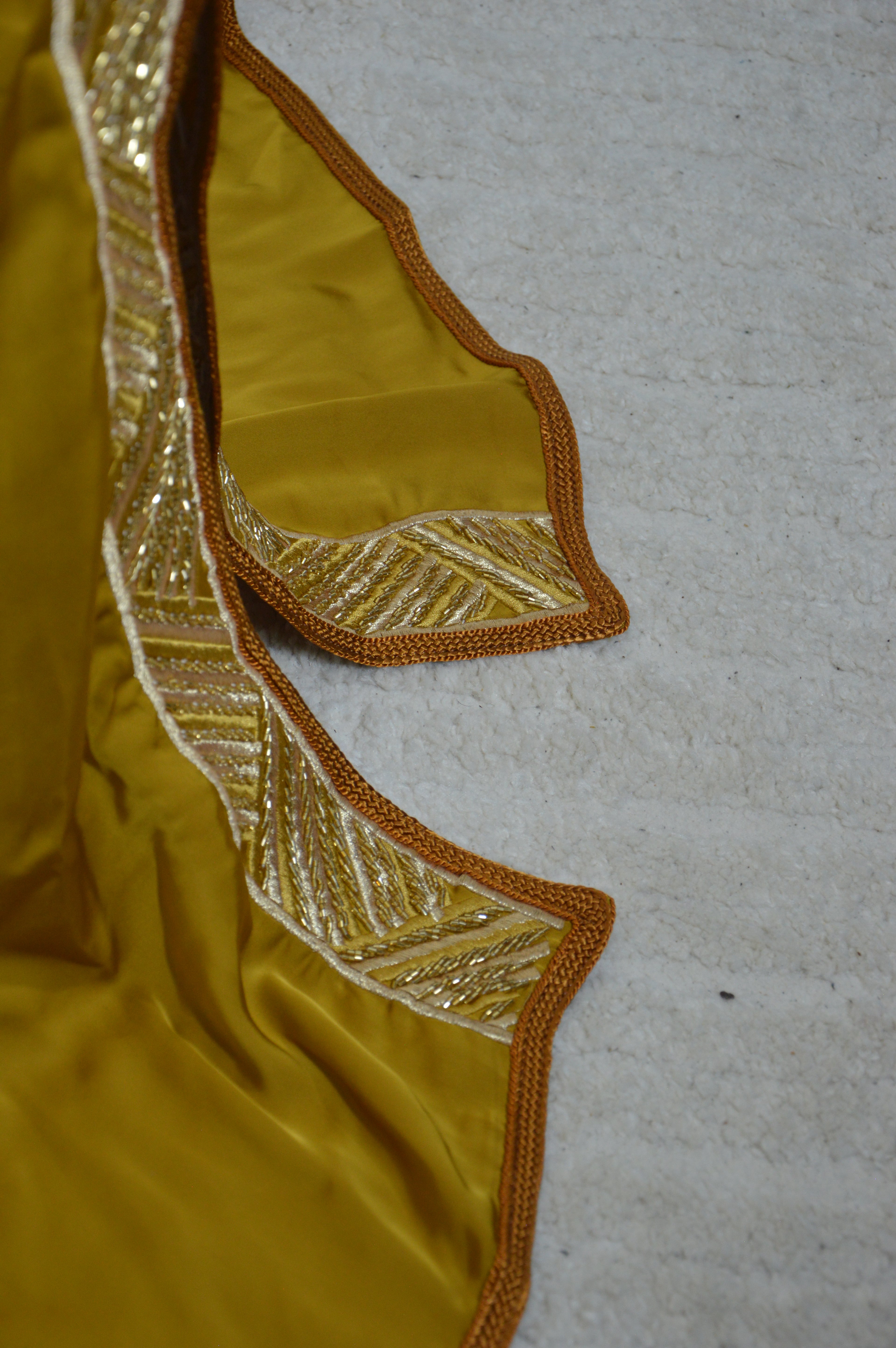 Caftan “Dalia” – Safran doré & or, panneau brodé chevrons