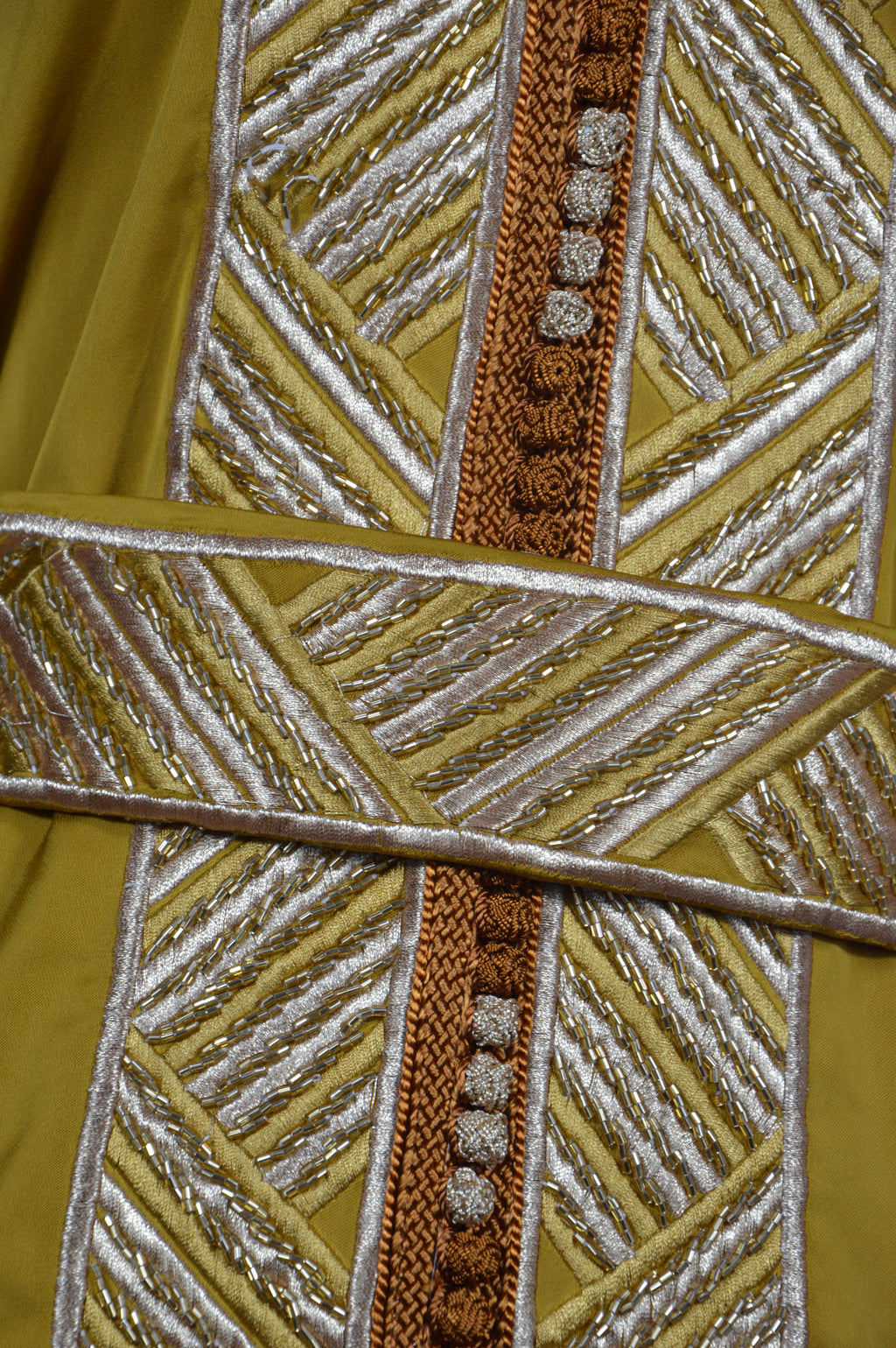 Caftan “Dalia” – Safran doré & or, panneau brodé chevrons